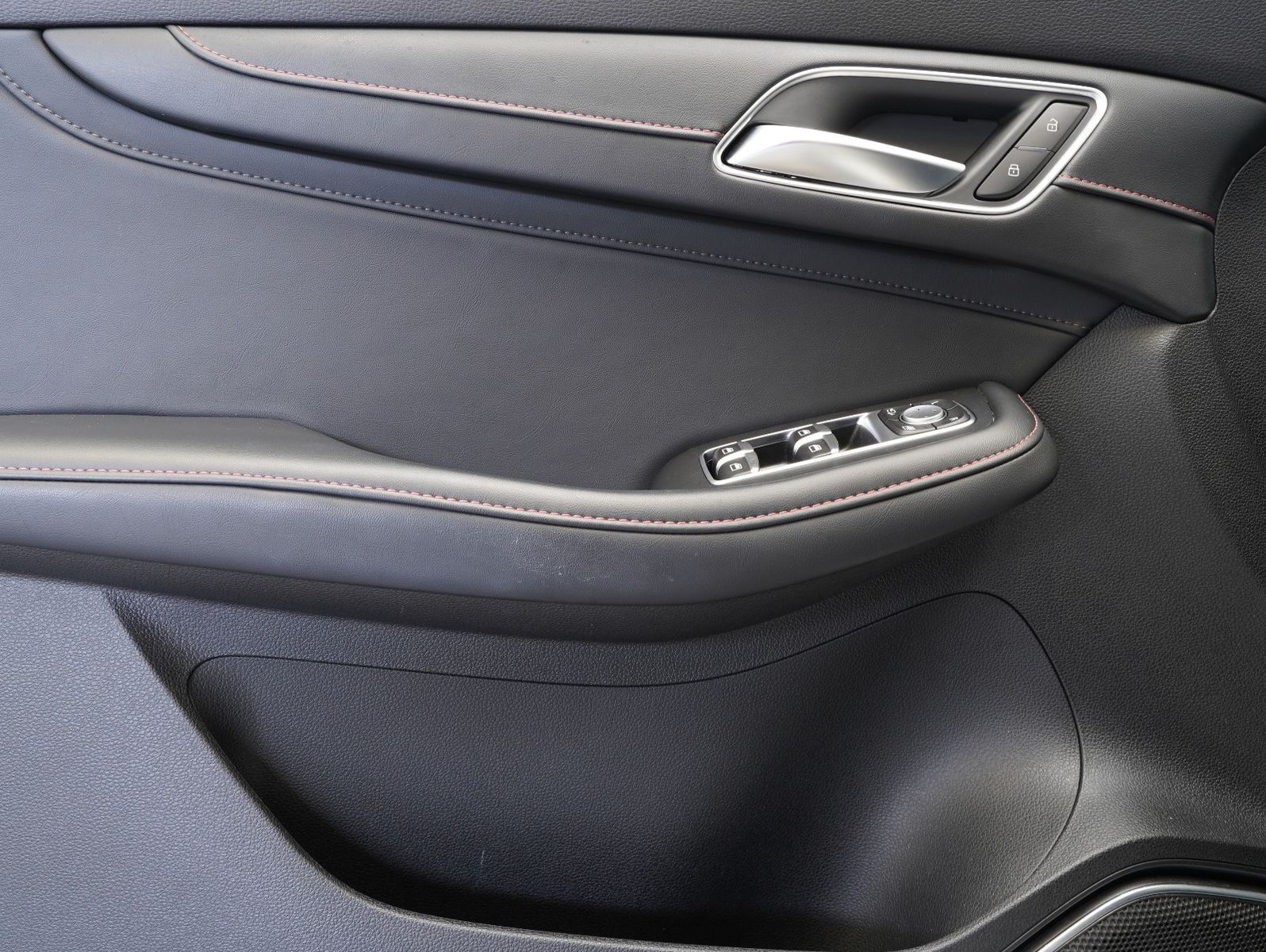 Fahrzeugabbildung MG EHS Hybrid Luxury PHEV LEDER/NAVI/ACC/BSM/KAMERA