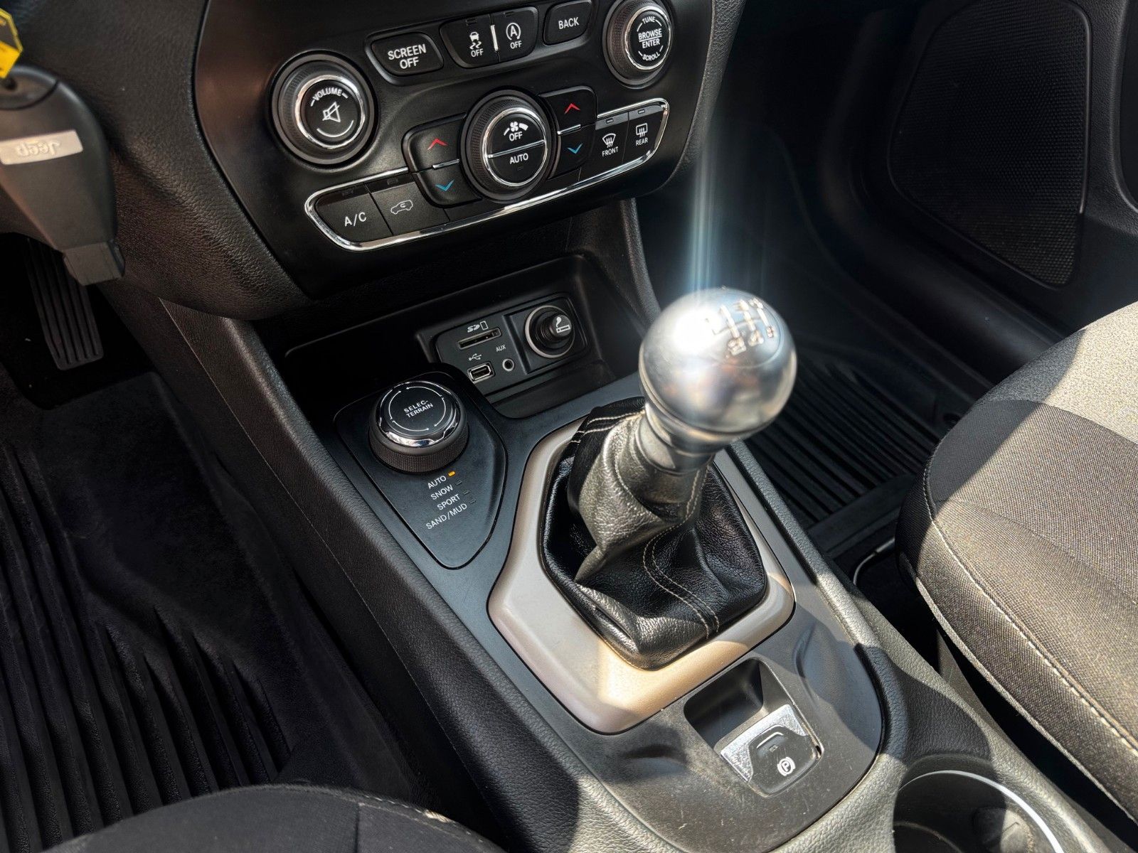 Fahrzeugabbildung Jeep JEEP CHEROKEE LONGITUDE 2.0L 4WD ALLRAD