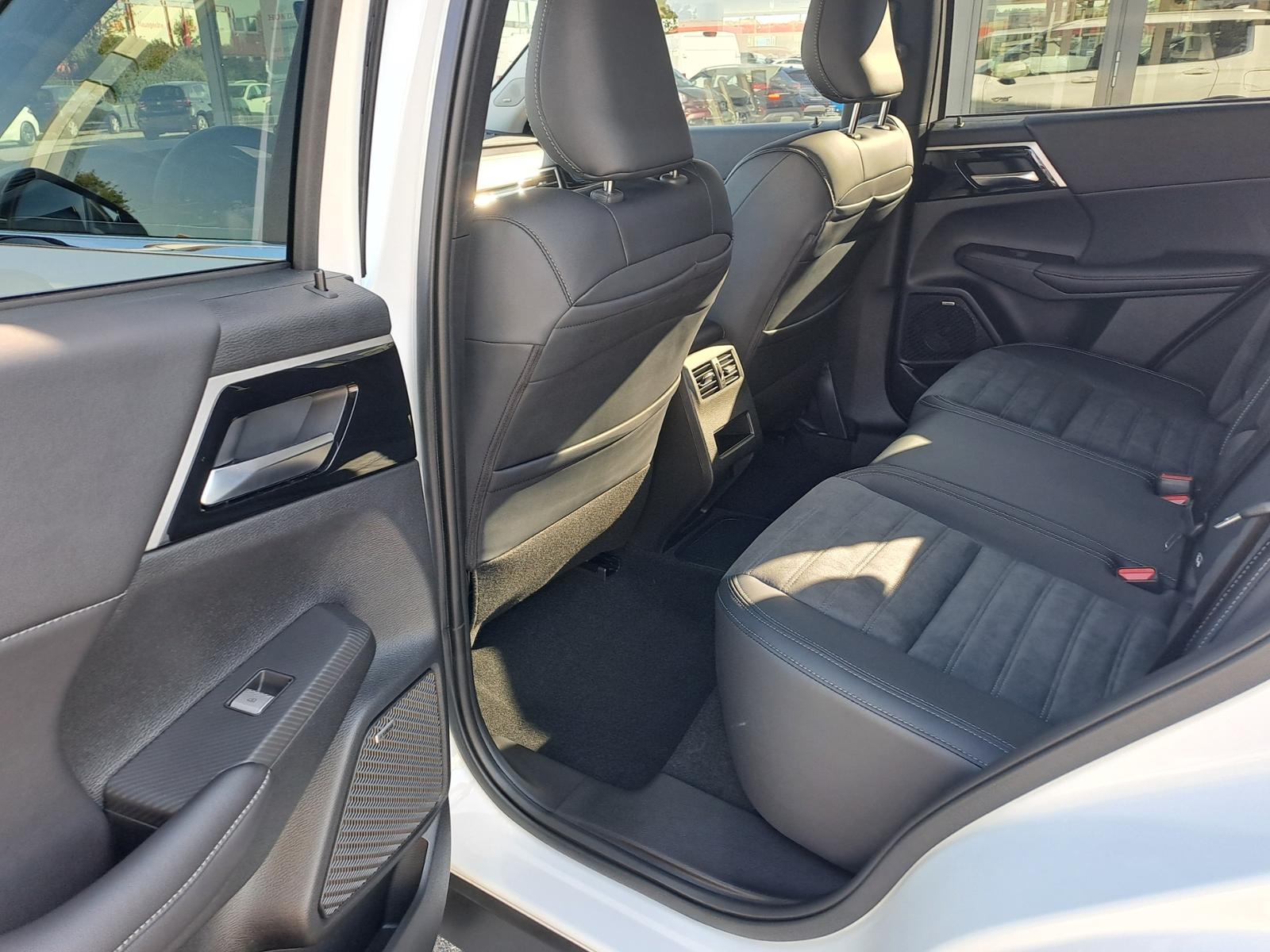 Mitsubishi Outlander Plug-In Hybrid 2.4 4WD Intro Edition