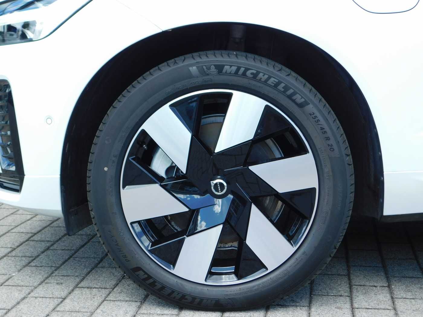 Fahrzeugabbildung Volvo XC60 T8 AWD Plug-in Hybrid Plus Dark