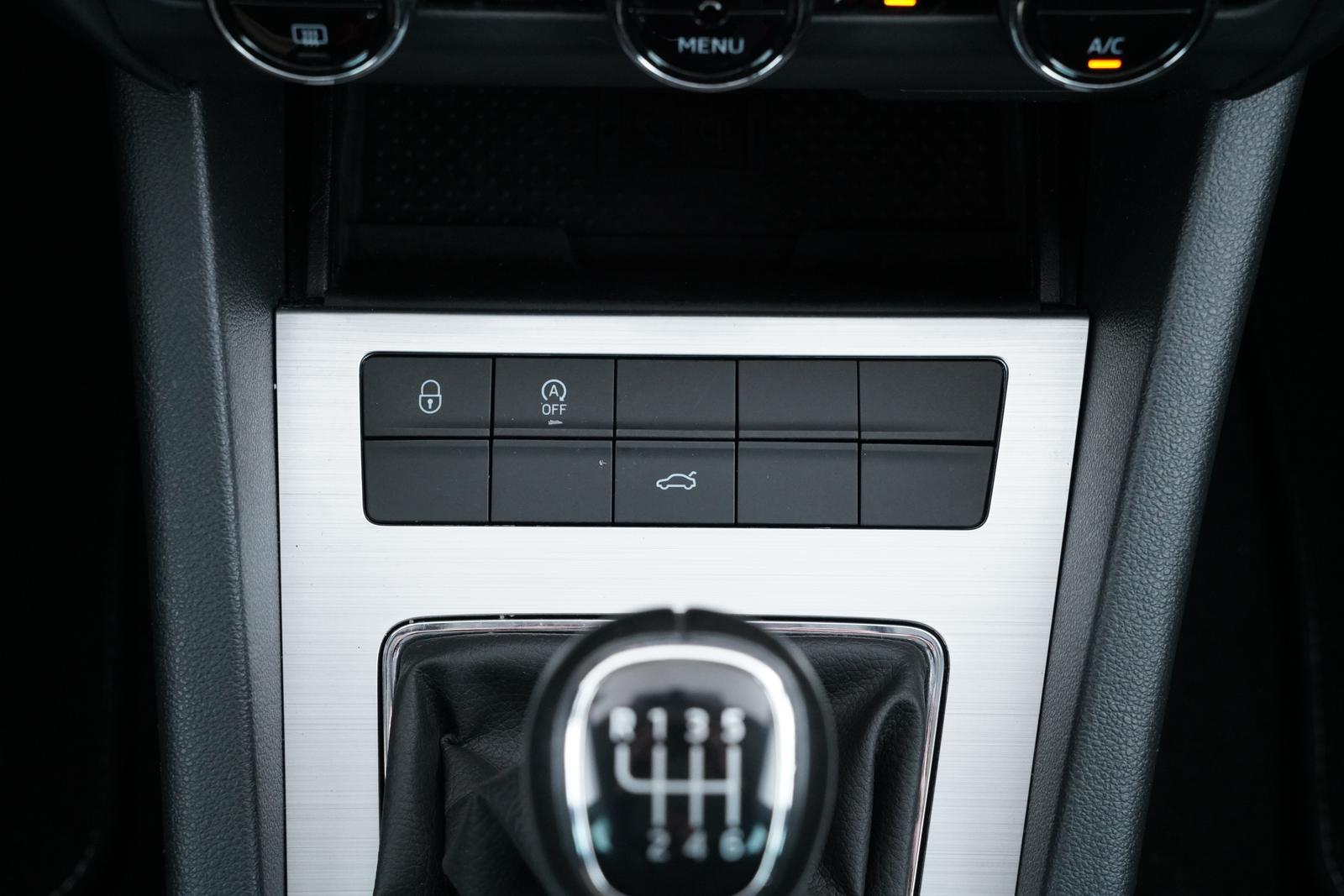 Skoda OCTAVIA COMBI TOUR 1.5TSI SCHECKHEFTGEPFLEGT uvm