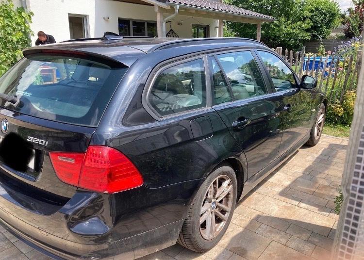 BMW 320 2011 — rear view