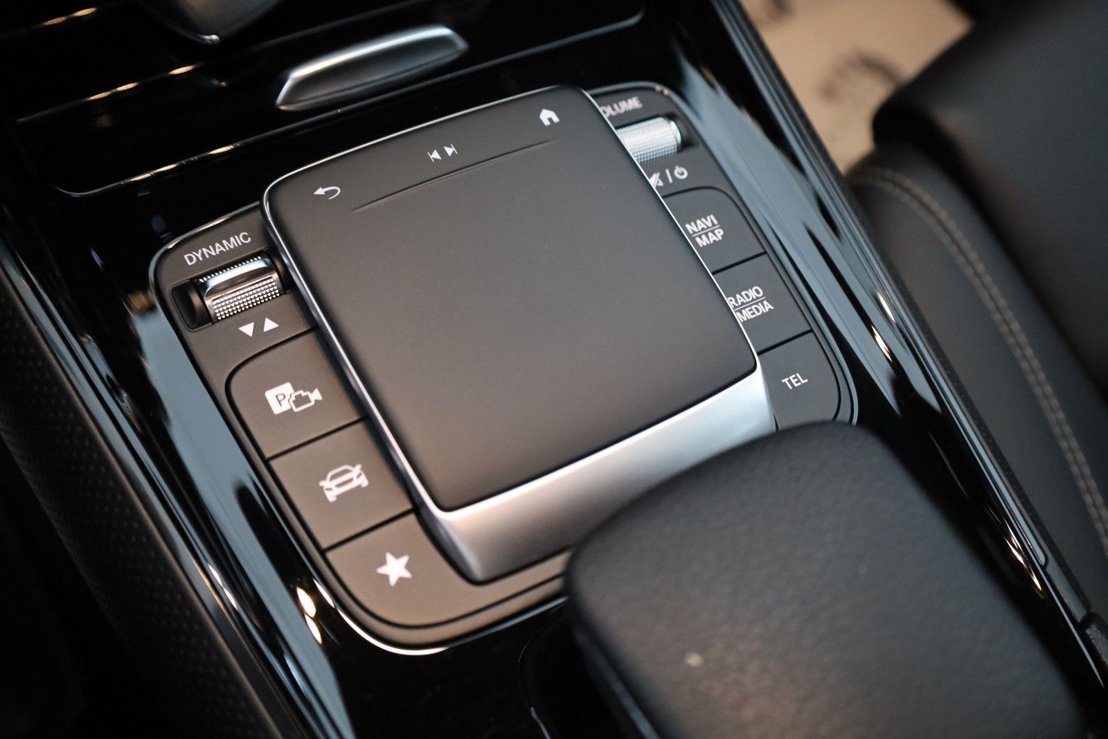 Fahrzeugabbildung Mercedes-Benz GLB 200d Style, T.Leder,Navi,LED,SH,Kamera,AHK