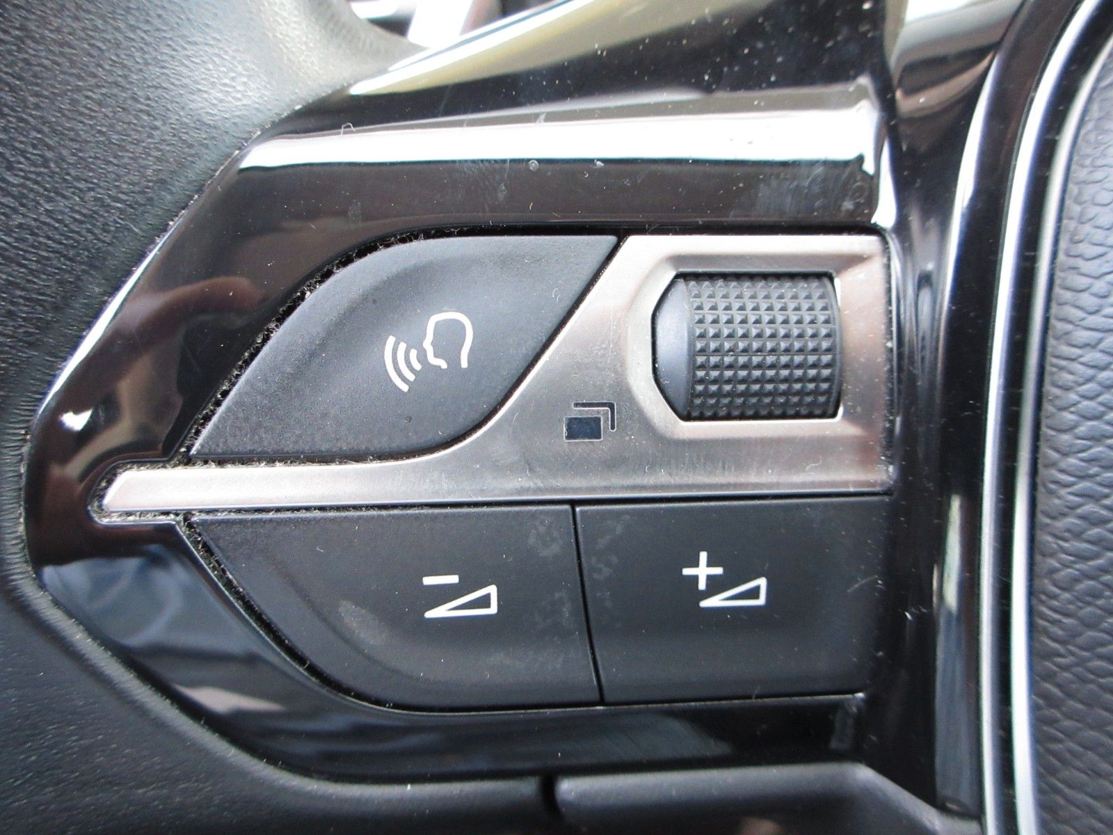 Fahrzeugabbildung Peugeot 5008 Allure 1.5D LED/NAVI/SHZ/AHK/VIRTUAL