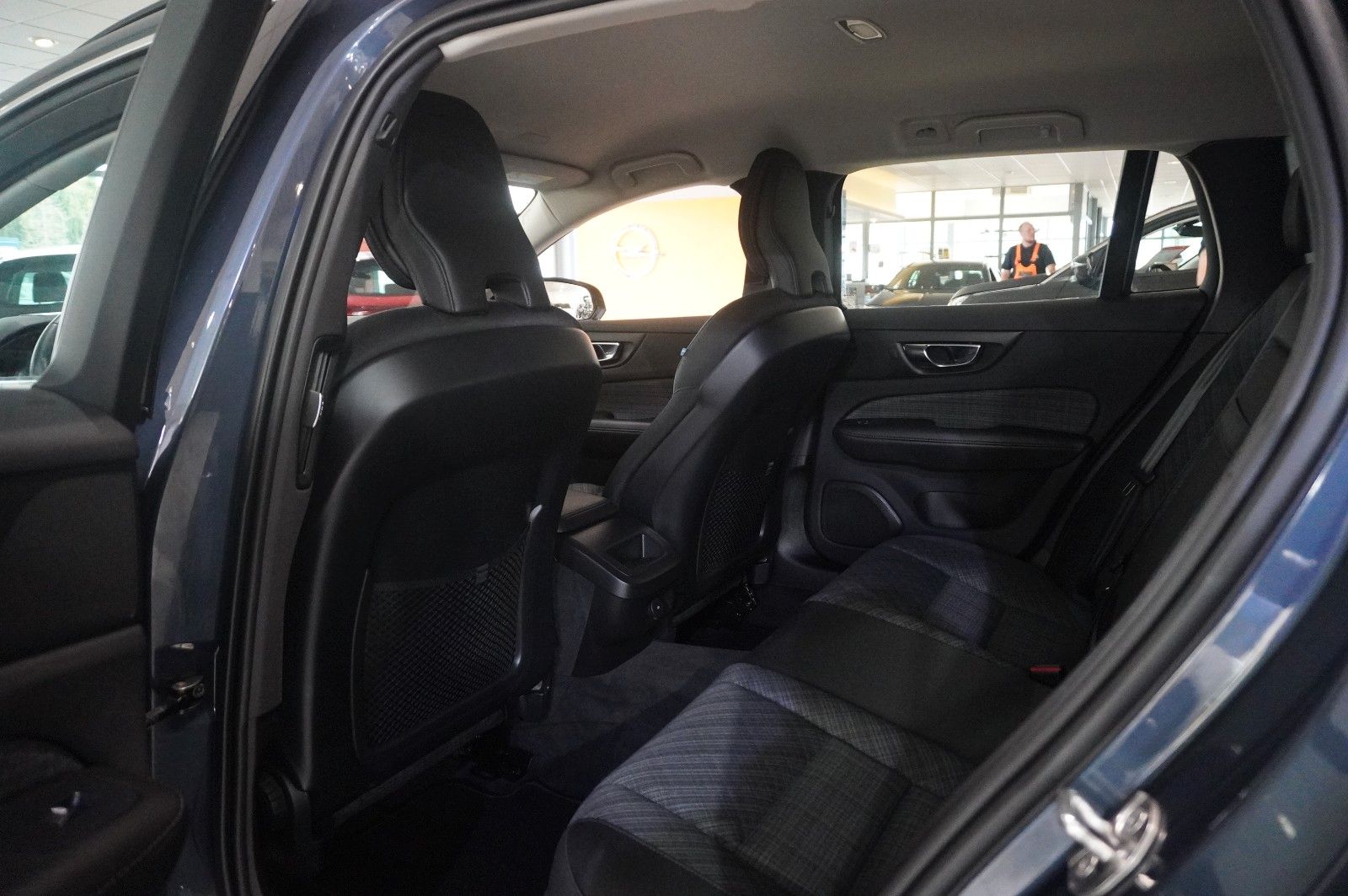 Fahrzeugabbildung Volvo V60 Kombi B4 MOMENTUM PRO NAVI/LED/KAMERA/VIRT.