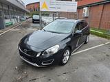 Volvo V60 Kombi Summum AWD 2.4~5 Zylinder - Volvo V60 Summum mit Diesel-Antrieb