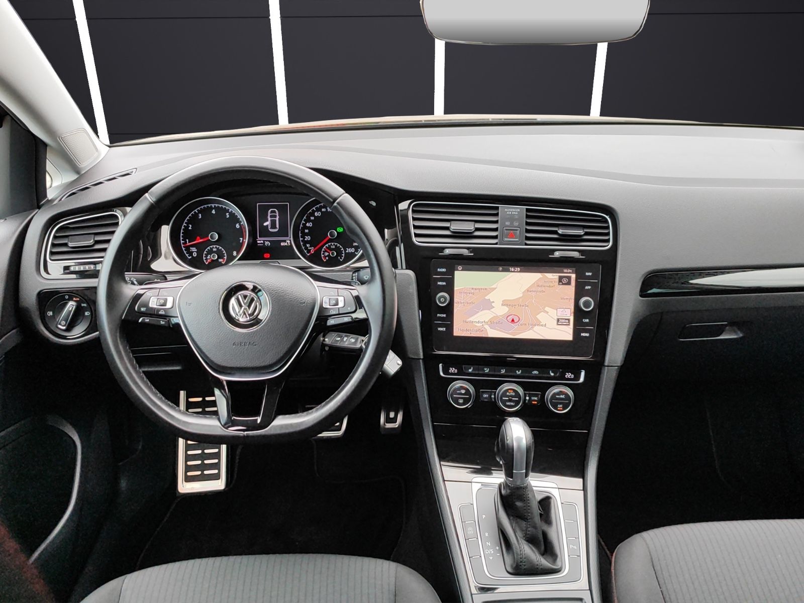 Fahrzeugabbildung Volkswagen Golf VII Lim. Sound *R-Line*BMT*SitzHZ*Sport*LED