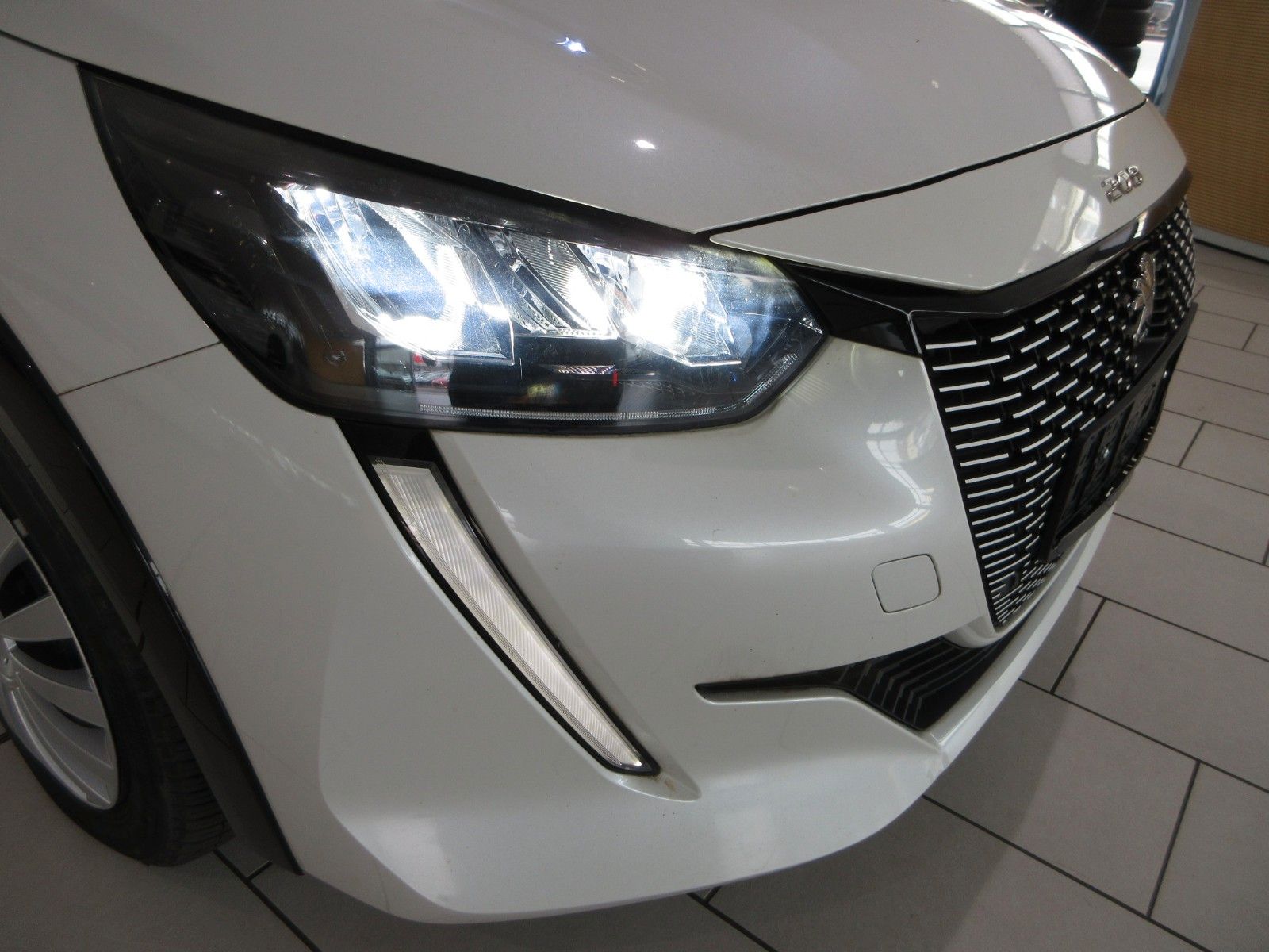 Fahrzeugabbildung Peugeot e-208 Active LED/PDC/TEMPOMAT