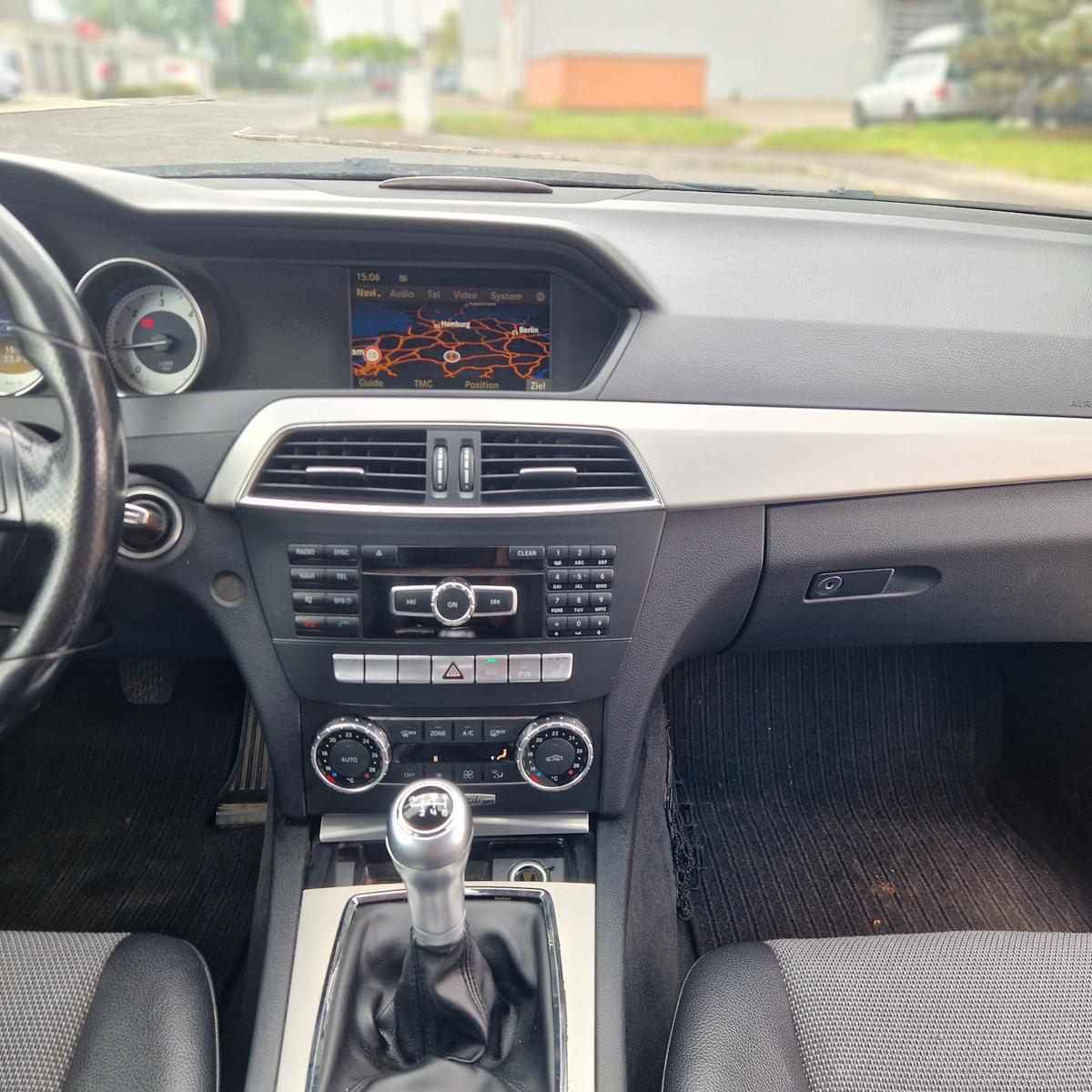 Mercedes-Benz C220 2012 — photo 17