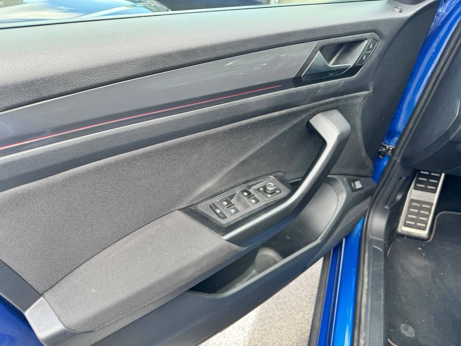 Fahrzeugabbildung Volkswagen T-Roc 20 TDI DSG Sport NAVIGATION SPORT VIRTUAL