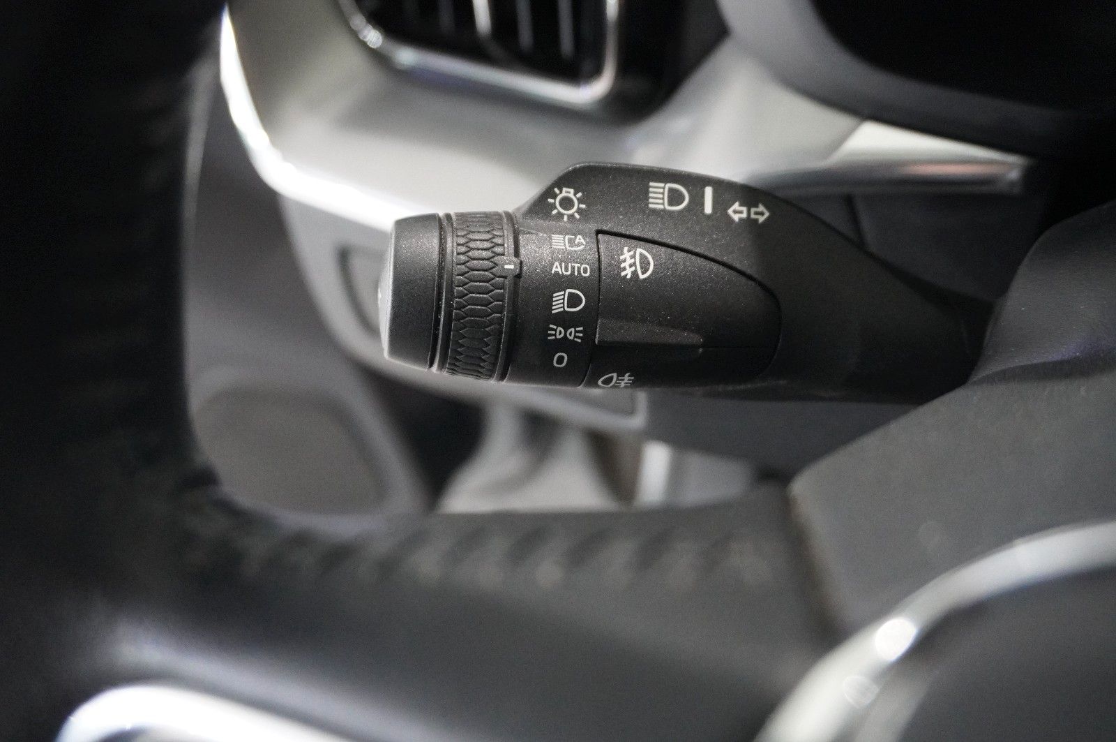 Fahrzeugabbildung Volvo XC 60 T4 MOMENTUM PRO NAVI/LED/VIRTU./SHZ/AHK