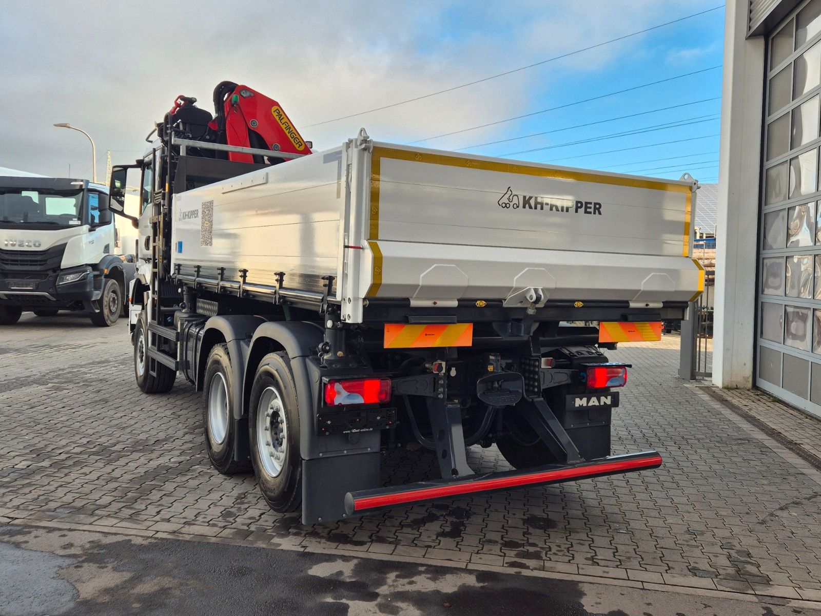 Fahrzeugabbildung MAN TGS 28.510 6x4-4 BL Palfinger PK24.001 Funk AHK