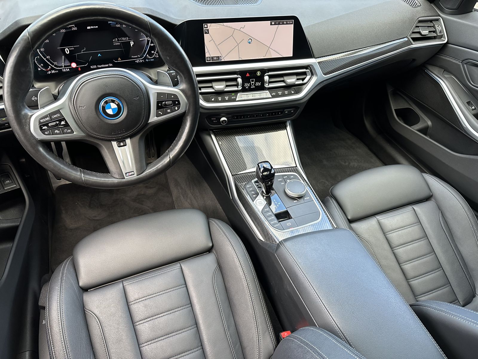 Fahrzeugabbildung BMW 330e Touring xDrive M-Sport NAV+LED+PANO+HEAD-UP