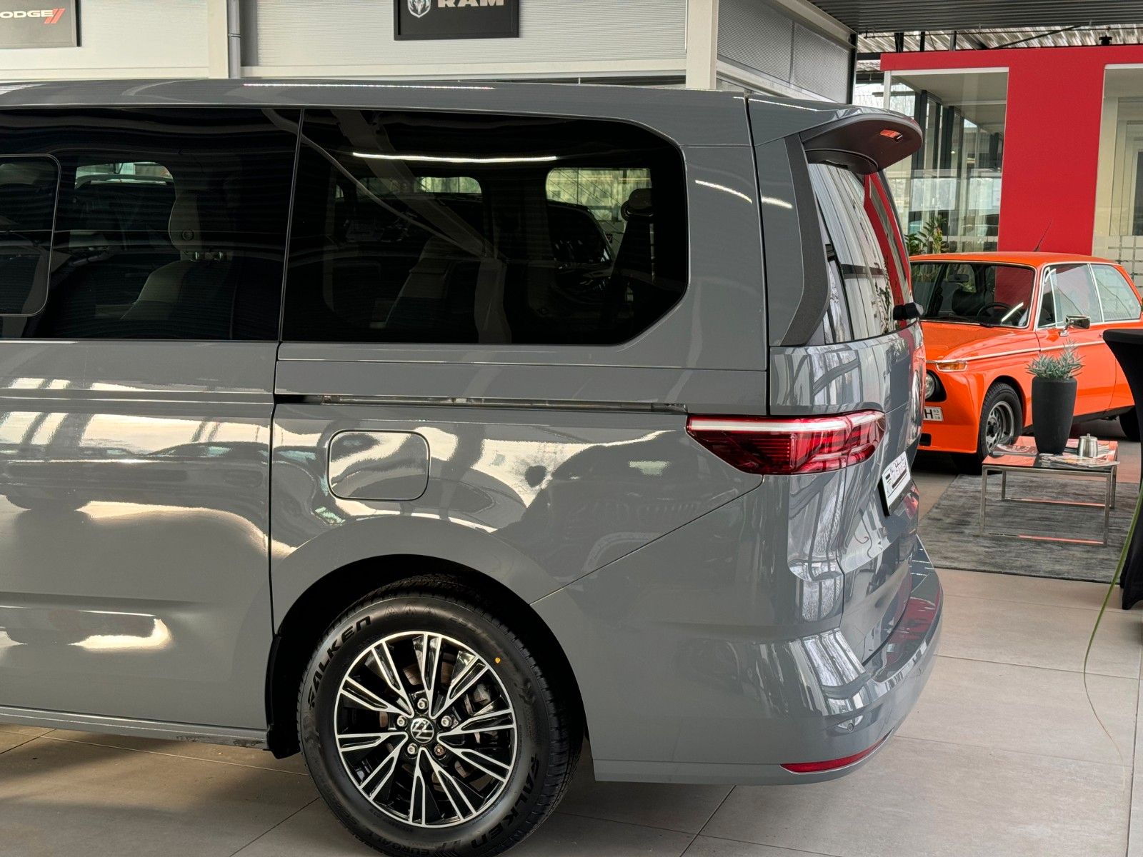 Fahrzeugabbildung Volkswagen T7 Multivan LANG 1.4 TSI eHybrid Life "AHK PANO"