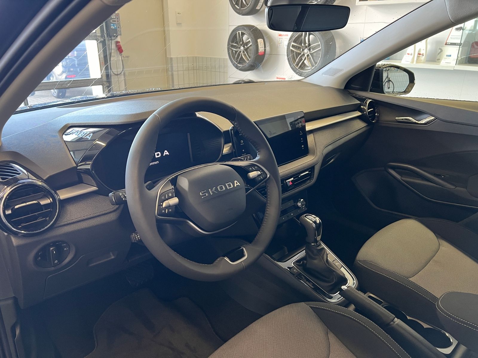 Fahrzeugabbildung SKODA Fabia TOUR 1.0 TSI DSG *Navi,ACC,Sitzheizung*