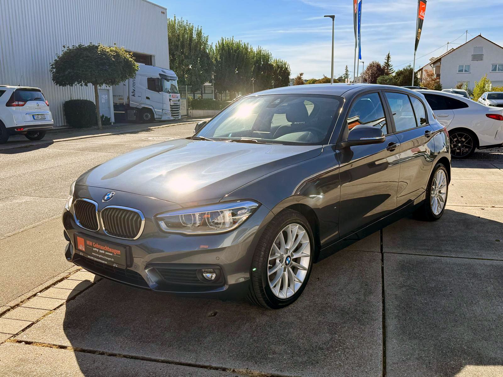 Fahrzeugabbildung BMW 118i 5-trg. Aut. Advantage LED TEMP PDC SHZ NAV