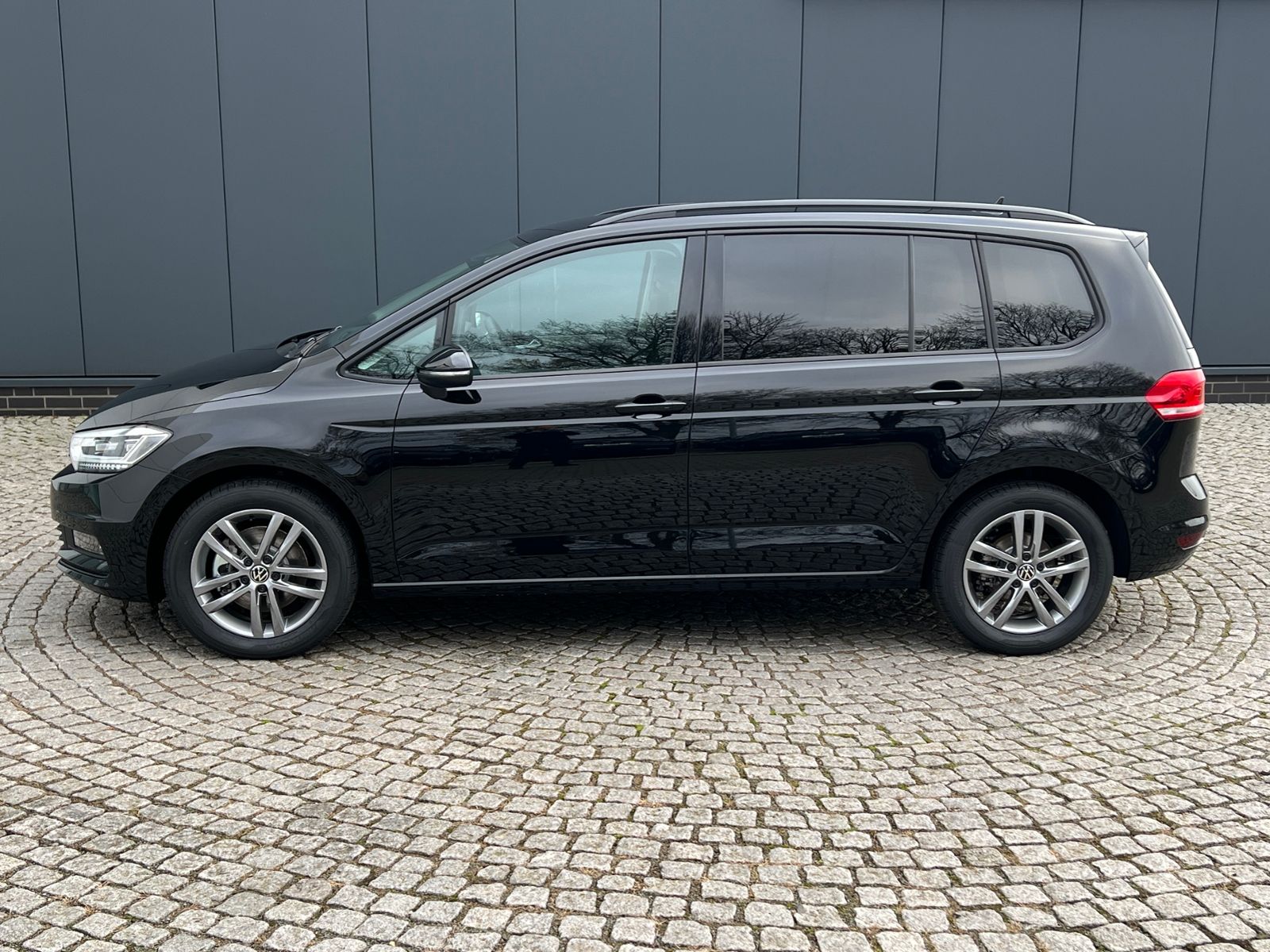 Fahrzeugabbildung Volkswagen Touran Comfortline 1.5 TSI DSG *LED, AHK, 7 Sitz