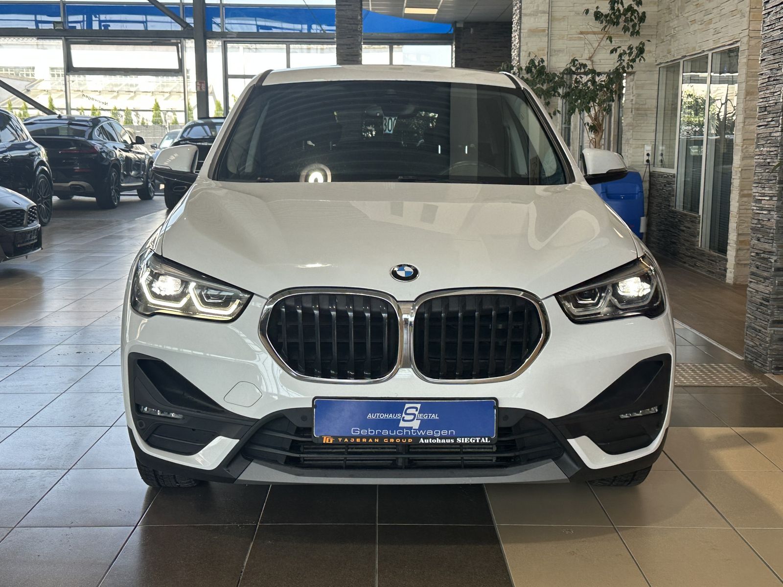 BMW X1 18d Advantage sDrive Navi R.Cam AHK LED SHZ foto 2