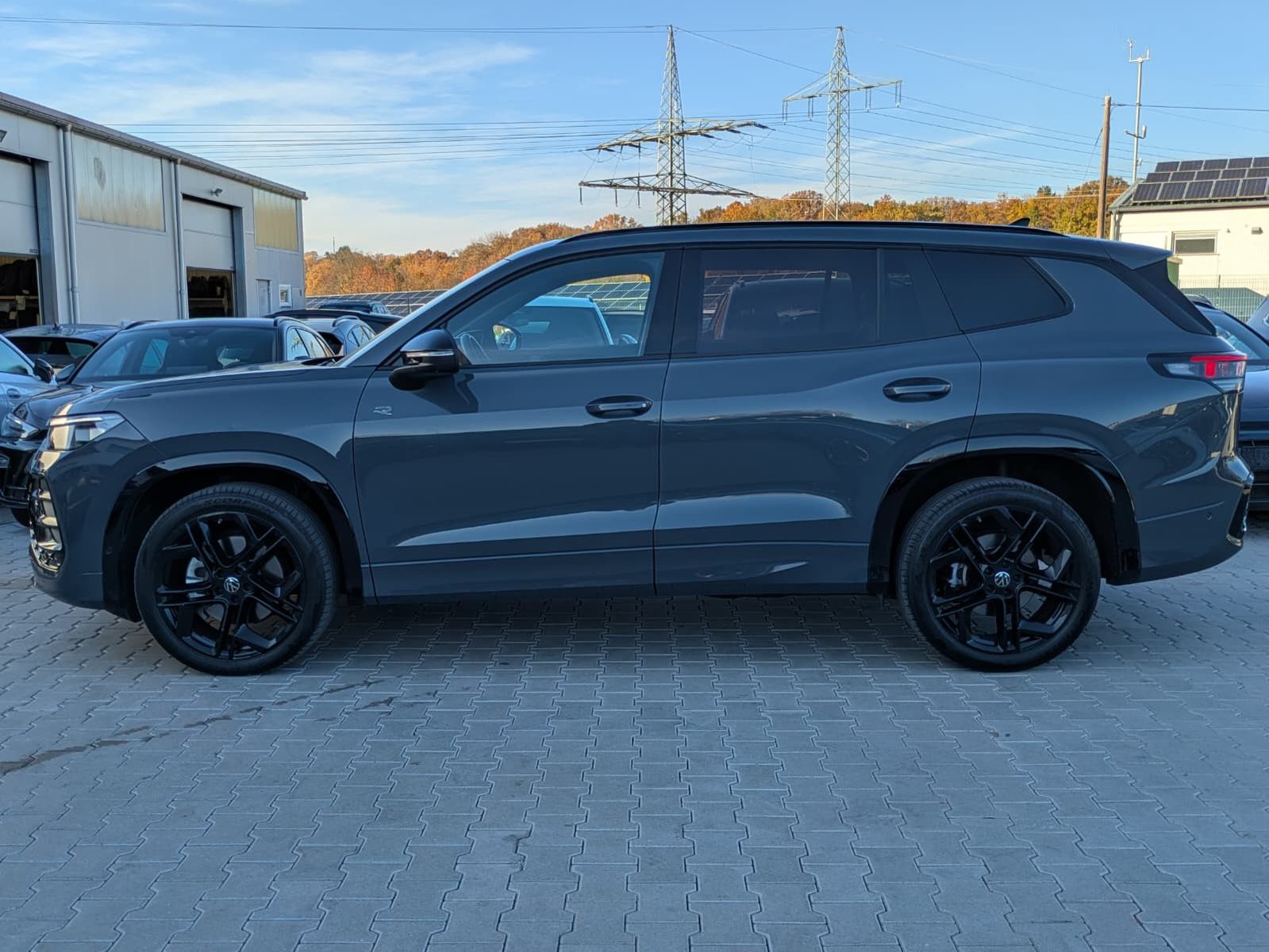 Fahrzeugabbildung Volkswagen Tayron 2.0 TDI 4M R-Line BLACK*7Si*MATRIX*PANO