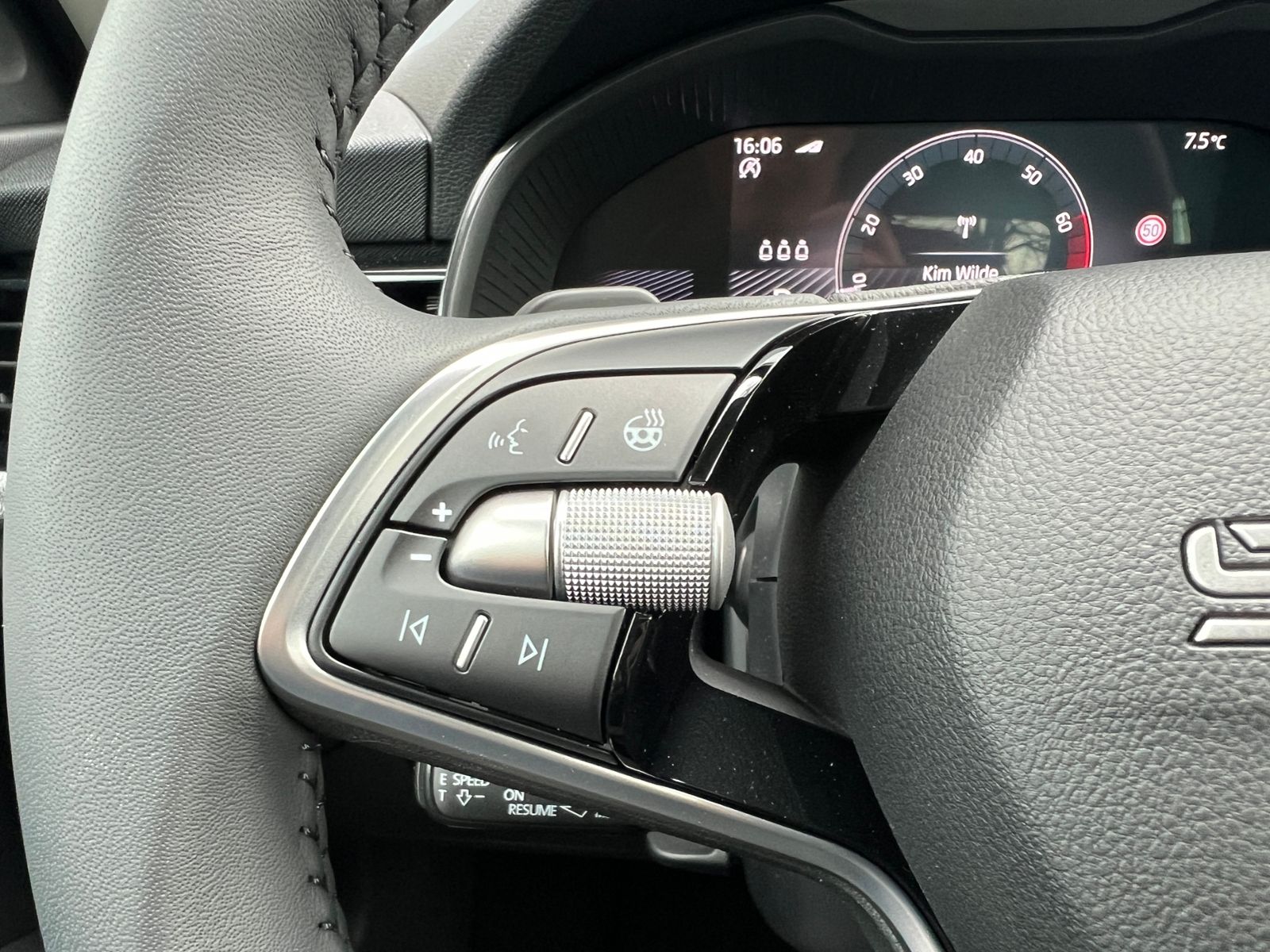 Fahrzeugabbildung SKODA Kamiq Tour 1.0 TSI DSG *AHK, ACC, 17"-LM*