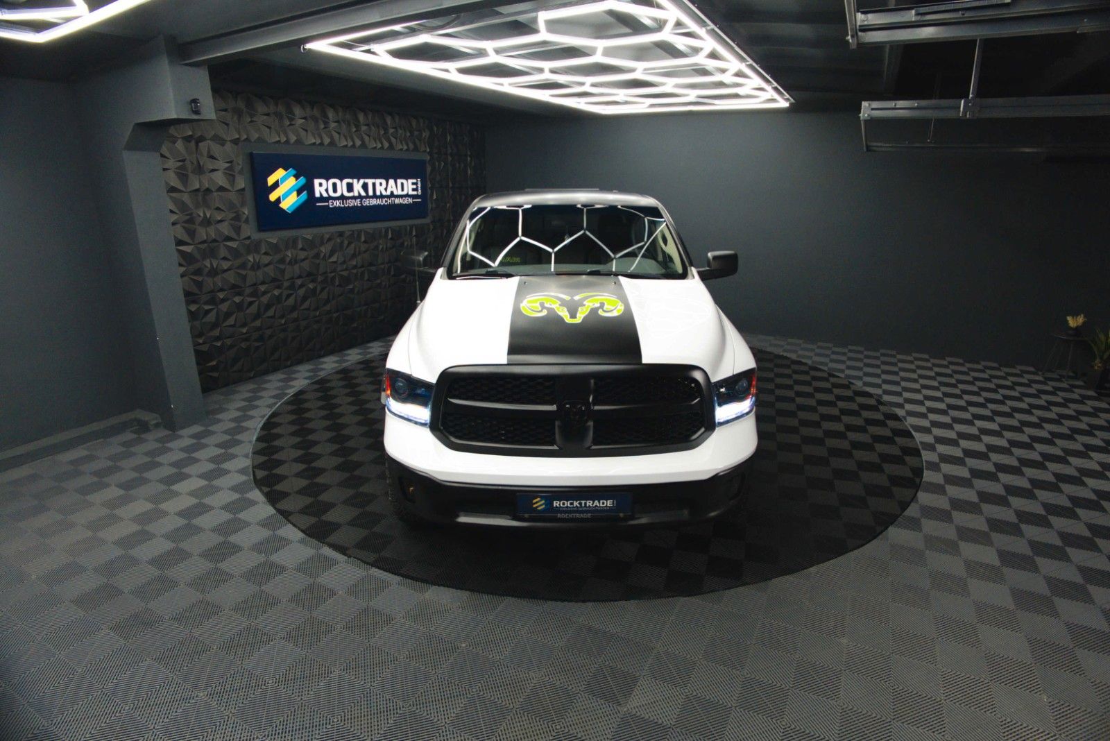 Fahrzeugabbildung Dodge RAM 5.7 V8 HEMI 4x4 OFFROAD Night-Paket LONGBED