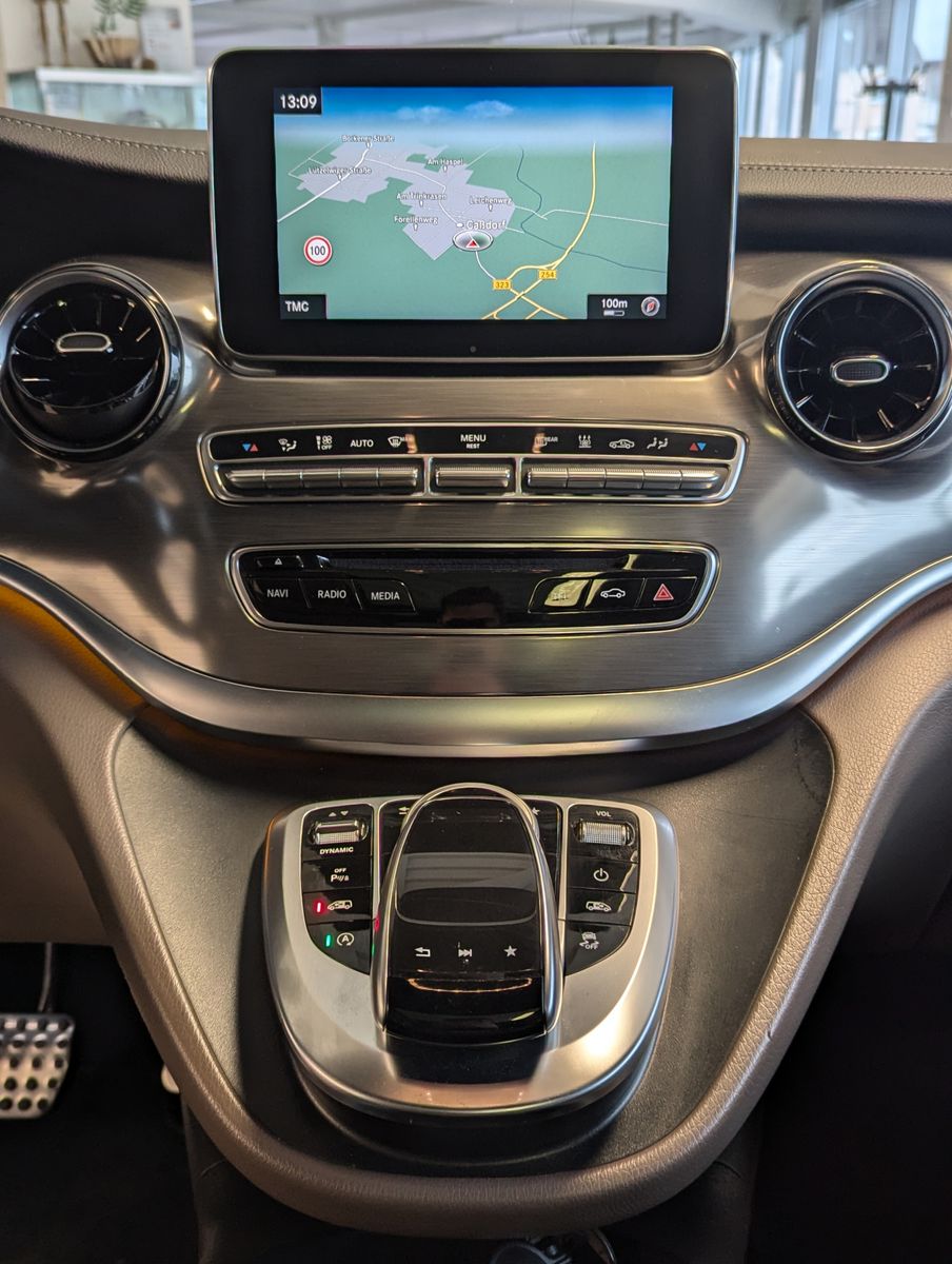 Fahrzeugabbildung Mercedes-Benz V 300 d EXCLUSIVE 4M lang Pano Nappa AHK VOLL 19