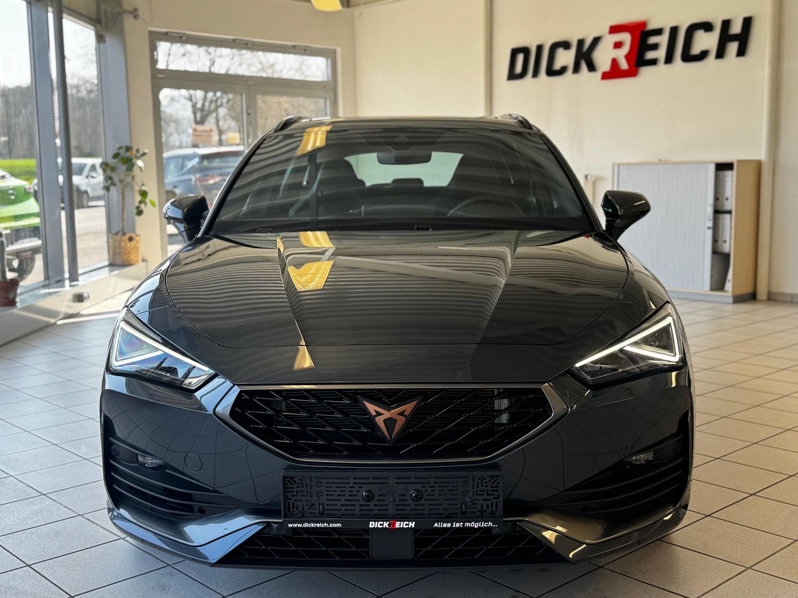Fahrzeugabbildung CUPRA Leon 2.0 TSI VZ 4Drive Vision+ Matrix Pano ACC