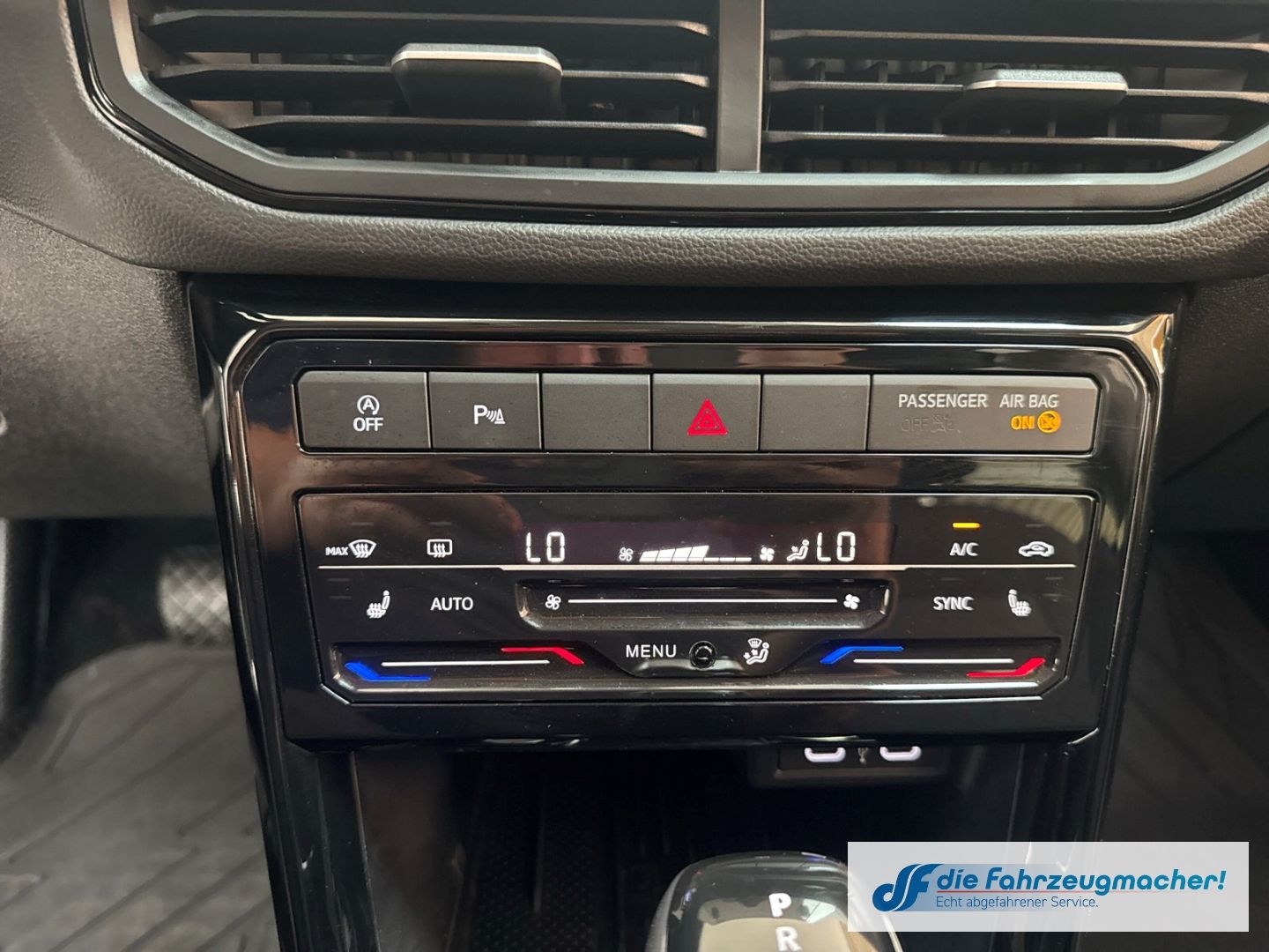 Fahrzeugabbildung Volkswagen T-Cross 1.0 TSI 85 kW Life Digitales Cockpit LED
