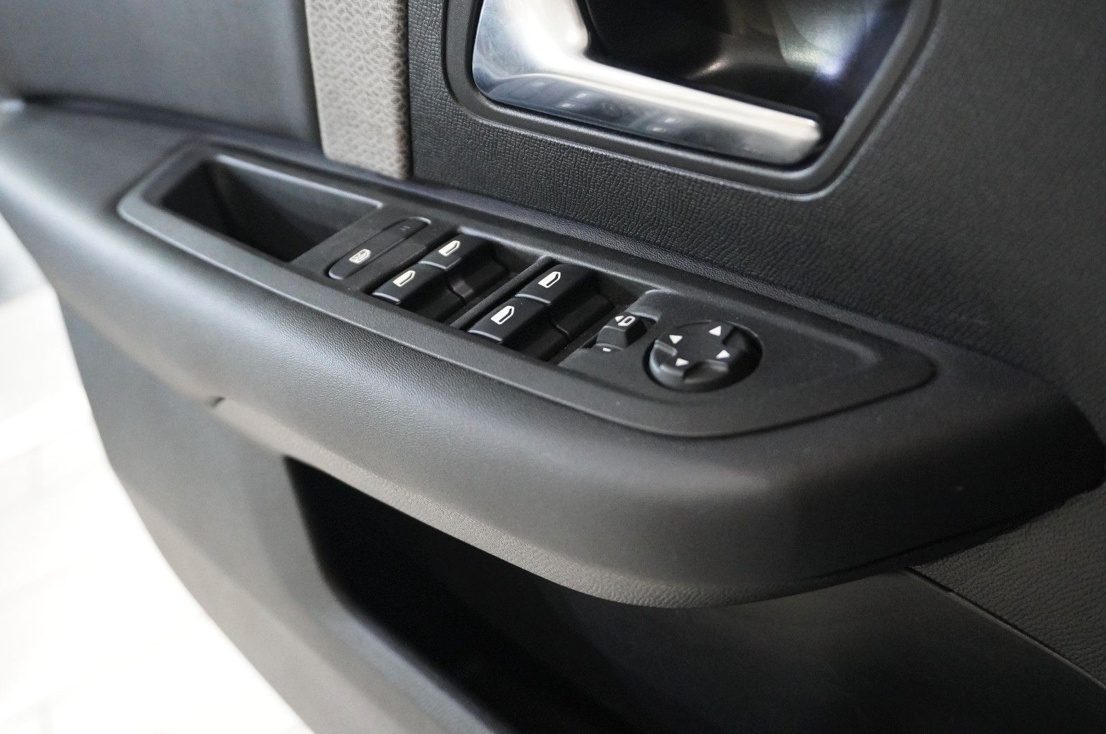 Fahrzeugabbildung Citroën C4 Lim. 1.2T PLUS NAVI/LED/KAMERA/SPORT /VIR/DAB