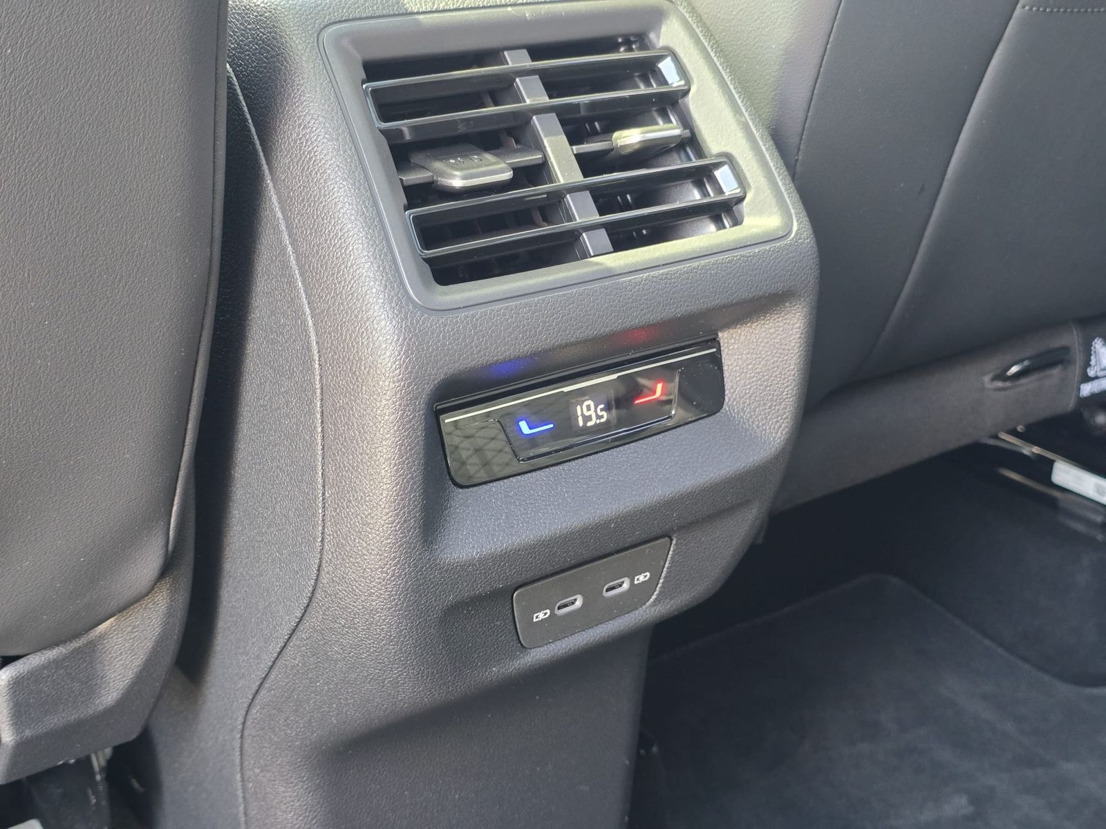 Fahrzeugabbildung Volkswagen Tiguan 2.0 TDI 4M R-Line PANO*H&K*AHK*MATRIX*20"