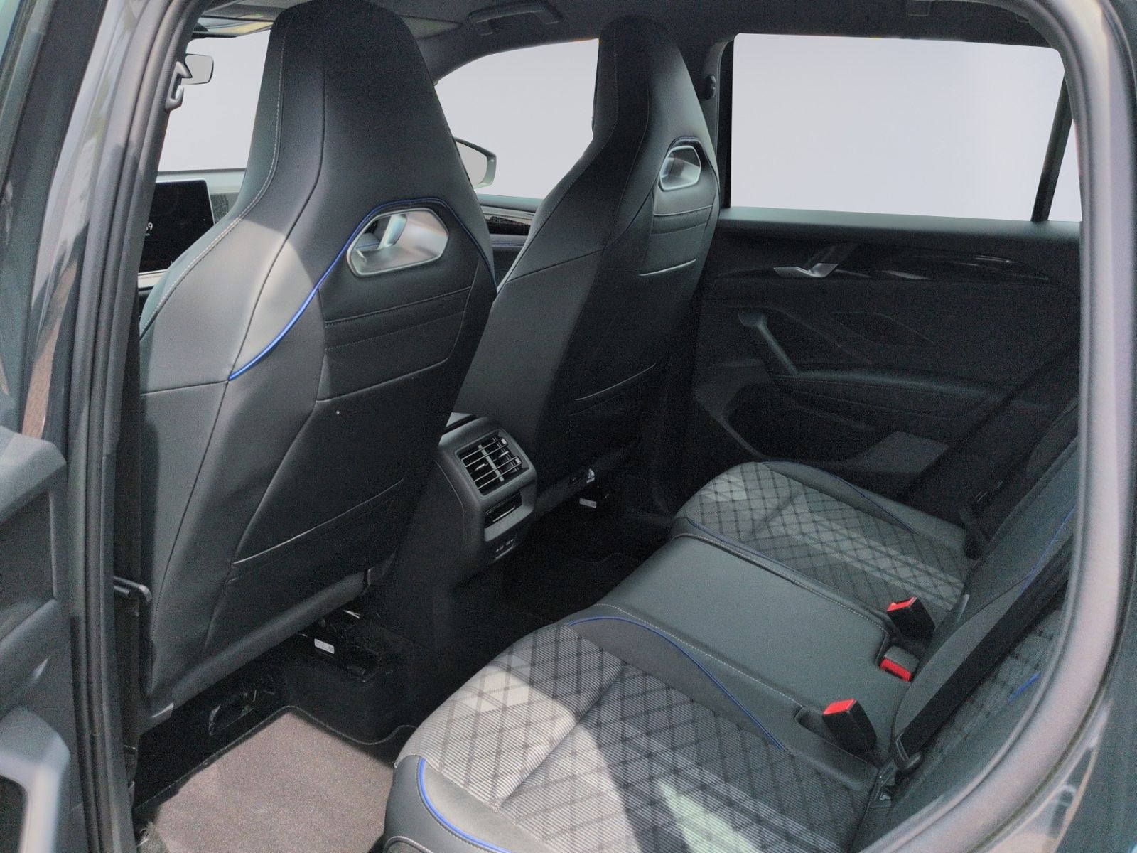 Tiguan R-Line 1.5 eTSI DSG AHK+KAMERA+ACC+
