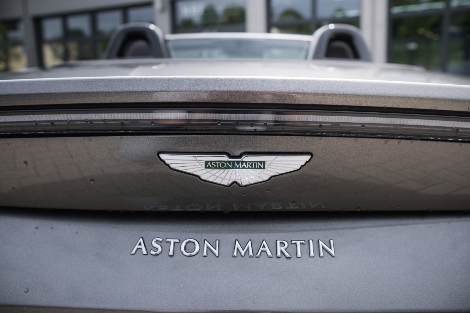 Fahrzeugabbildung Aston Martin V8 Vantage-Roadster-AM Spezialfarbe-Sport Plus.