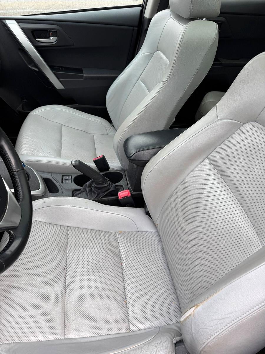 Toyota Auris 2014 — photo 10
