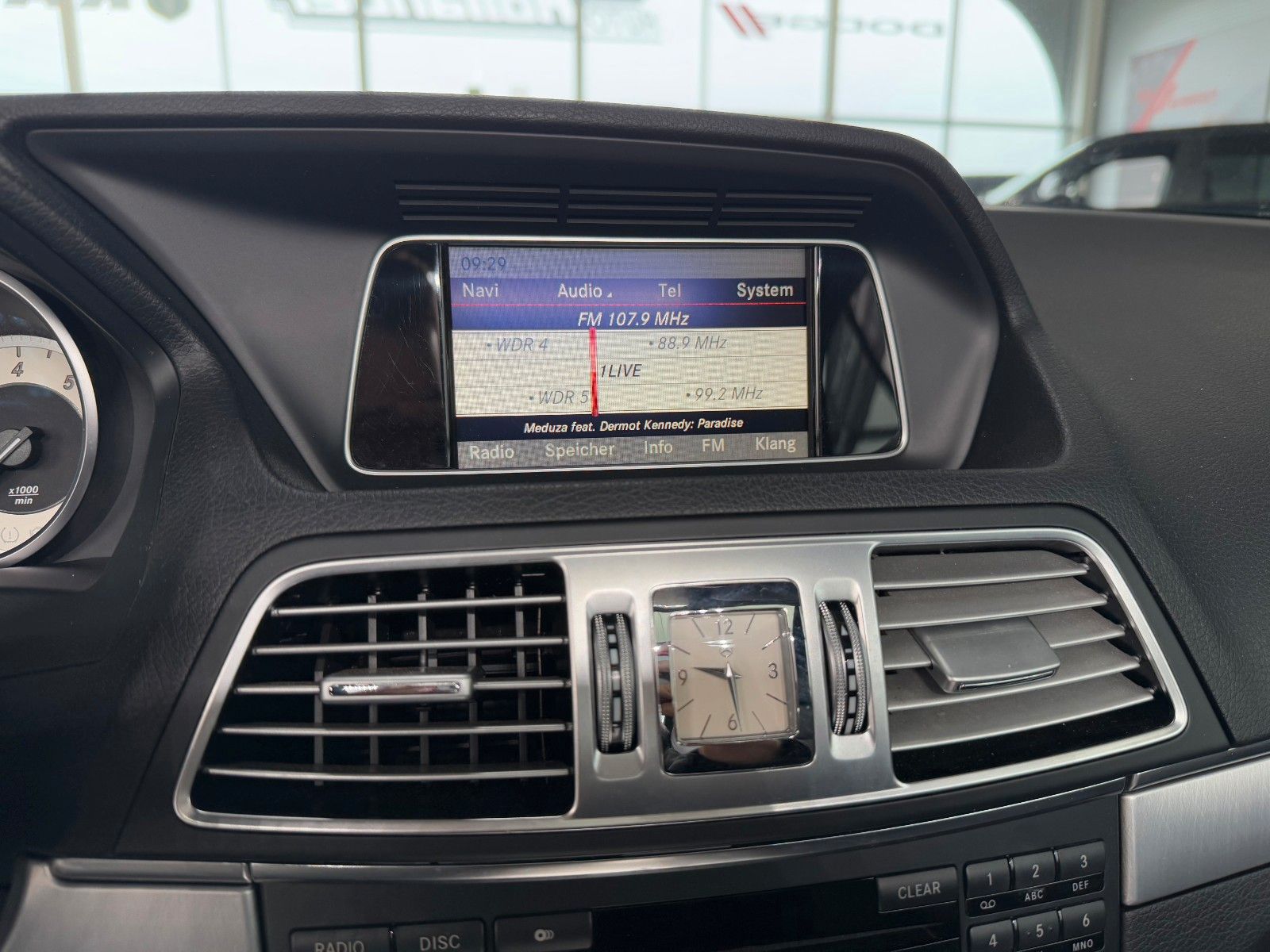 Fahrzeugabbildung Mercedes-Benz E 200 CGI Coupe Sportpaket AMG-Line Pano Leder