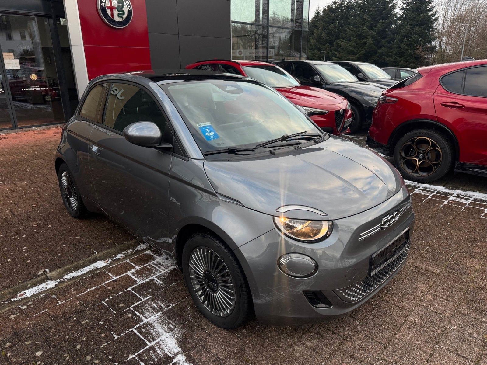 Fahrzeugabbildung Fiat 500e ICON NAVI KAMERA SITZHEIZUNG CARPLAY GLASDA