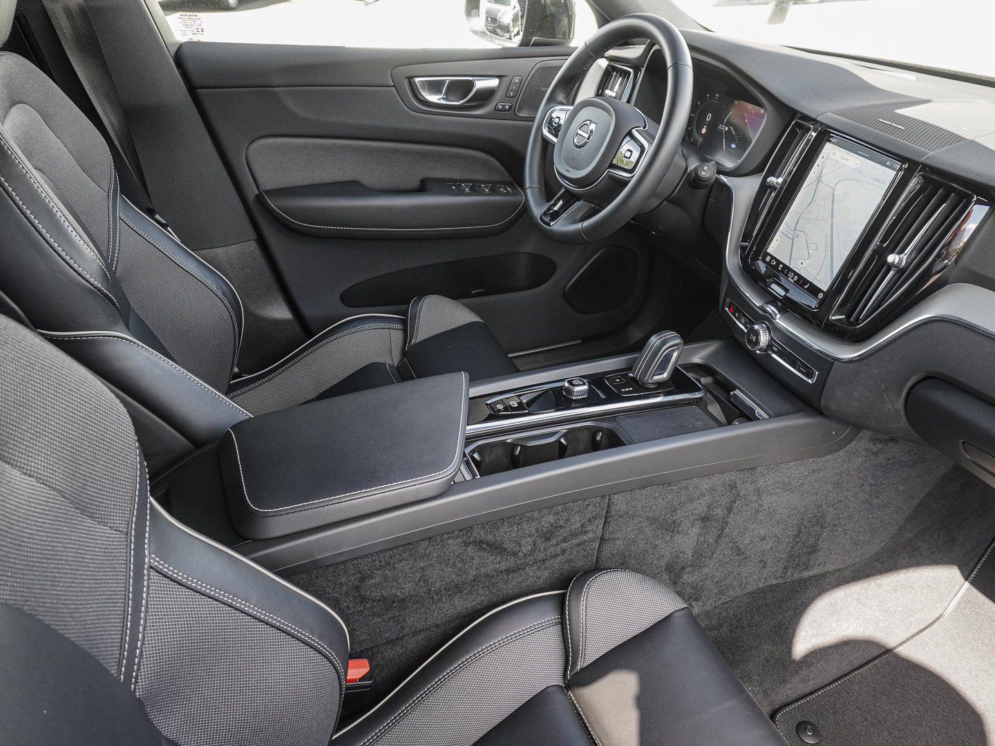 Volvo XC60 T6 AWD R-Design Plug-in Hybrid PANO HUD 360 foto 9