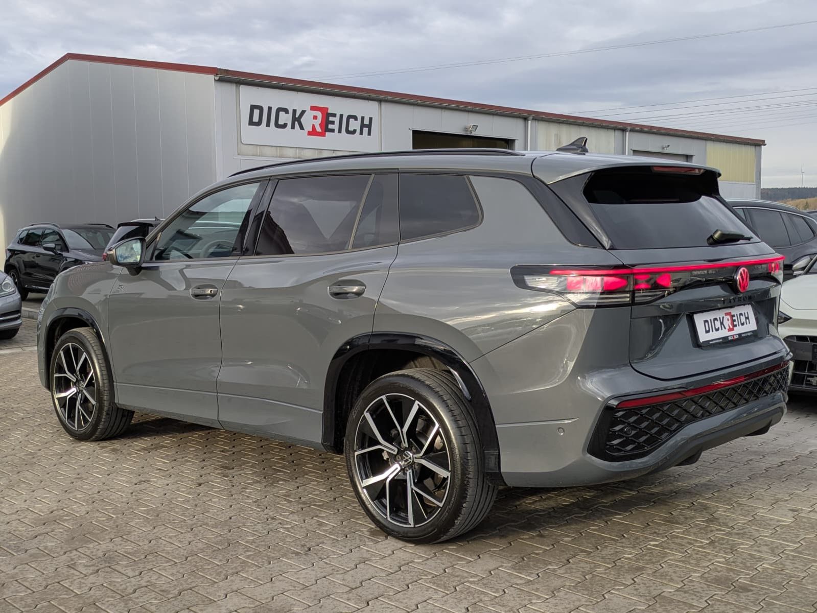 Fahrzeugabbildung Volkswagen Tayron 2.0 TDI 4M R-Line BLACK*7Si*MATRIX*PANO