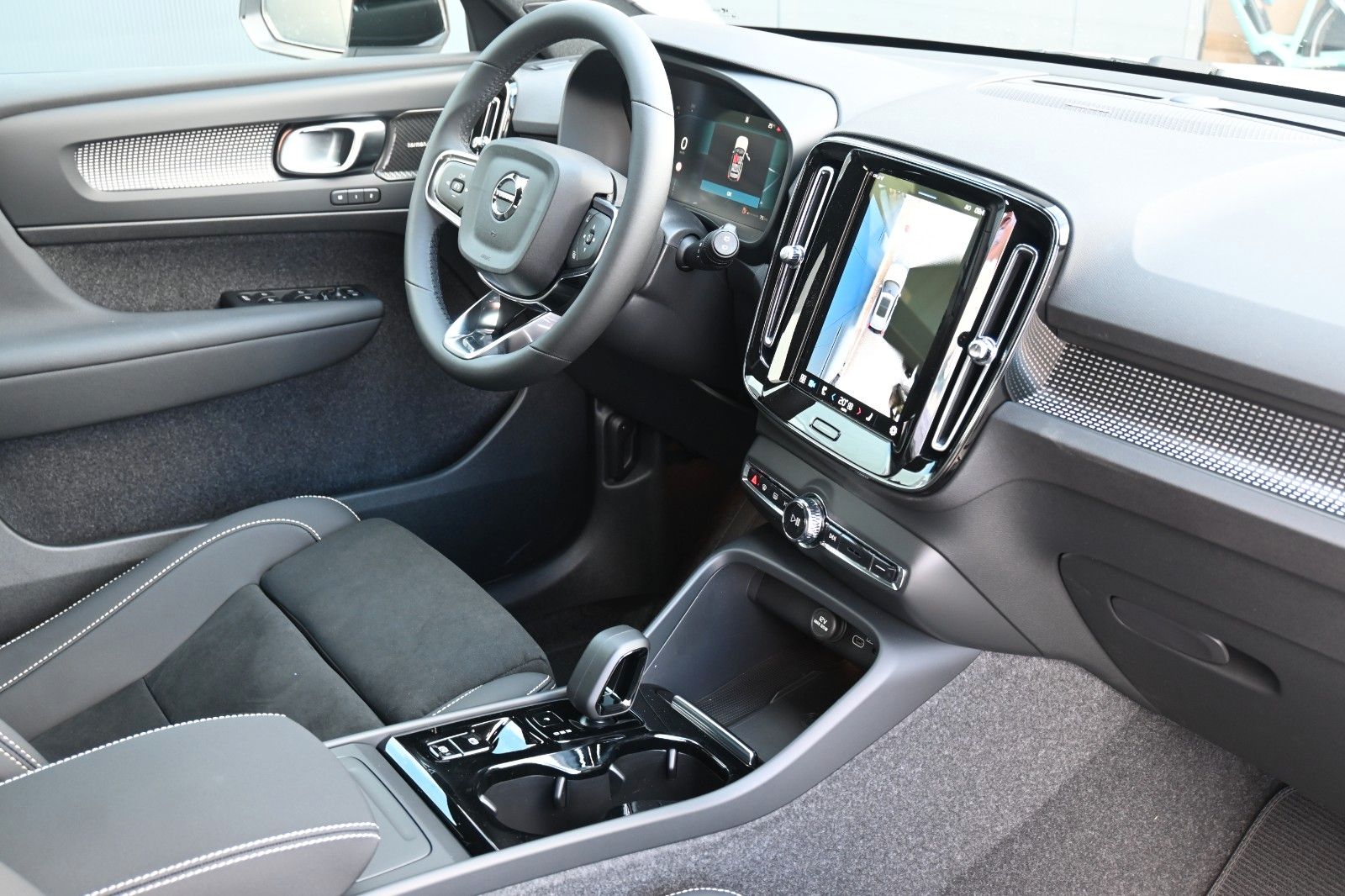 Fahrzeugabbildung Volvo XC40 B4 DKG Plus Dark*FSHZG*360°*ACC*Allwetter