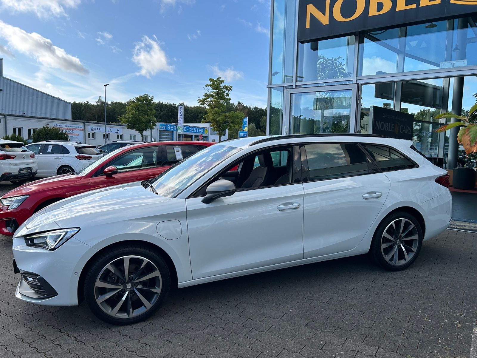 Fahrzeugabbildung SEAT Leon Sportstourer FR e-Hybrid LED NAVI ALU