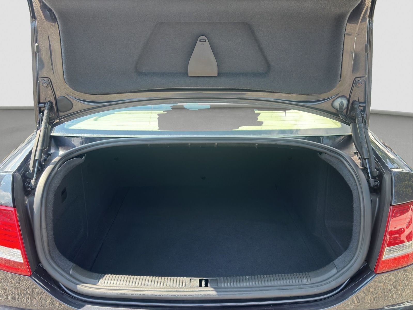 Fahrzeugabbildung Audi A6 Lim. 2.4/II.HAND/Navi/Leder/AHK/SHZ/Tempomat