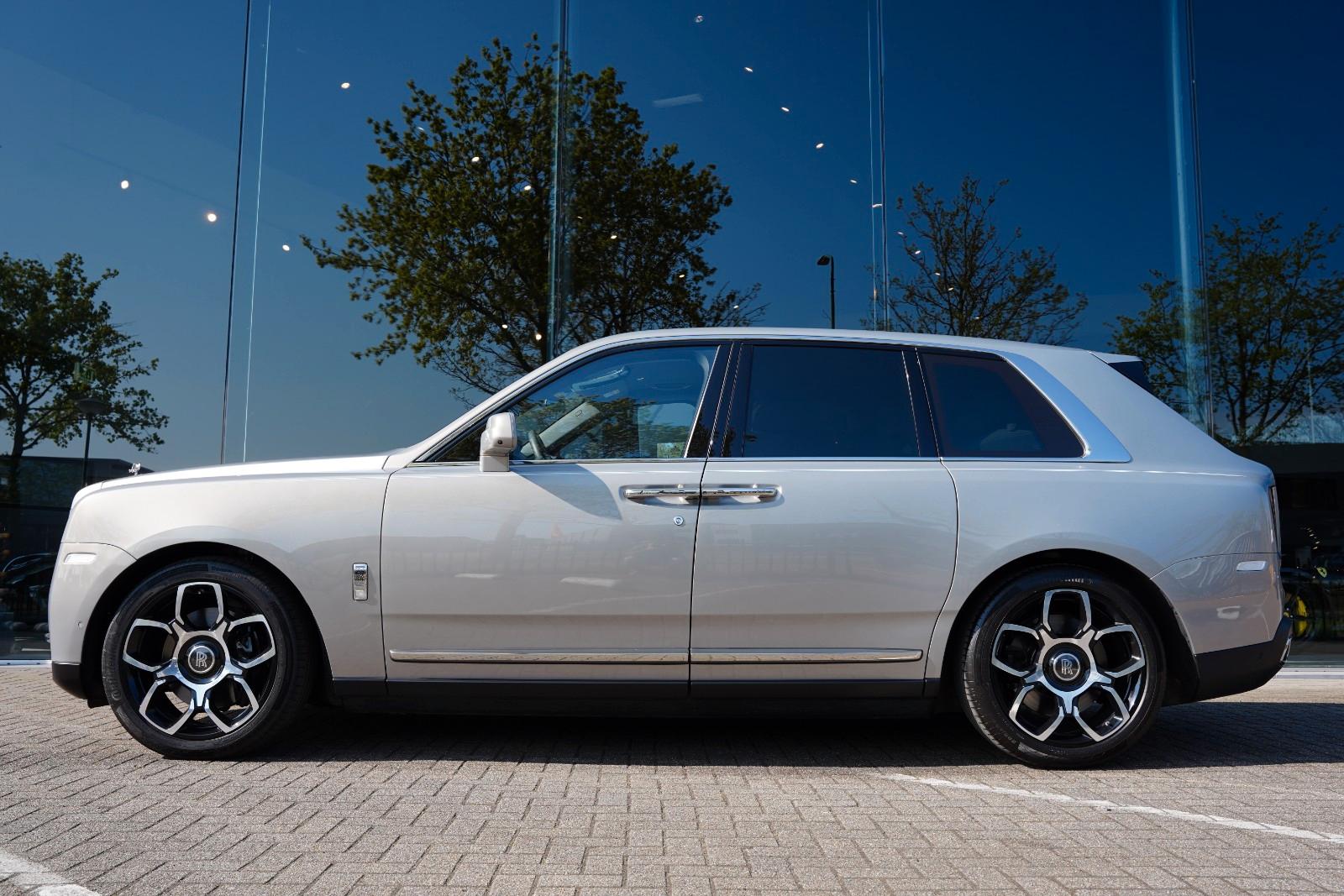 Rolls-Royce Cullinan Bespoke Audio Starlight Twin Coachline