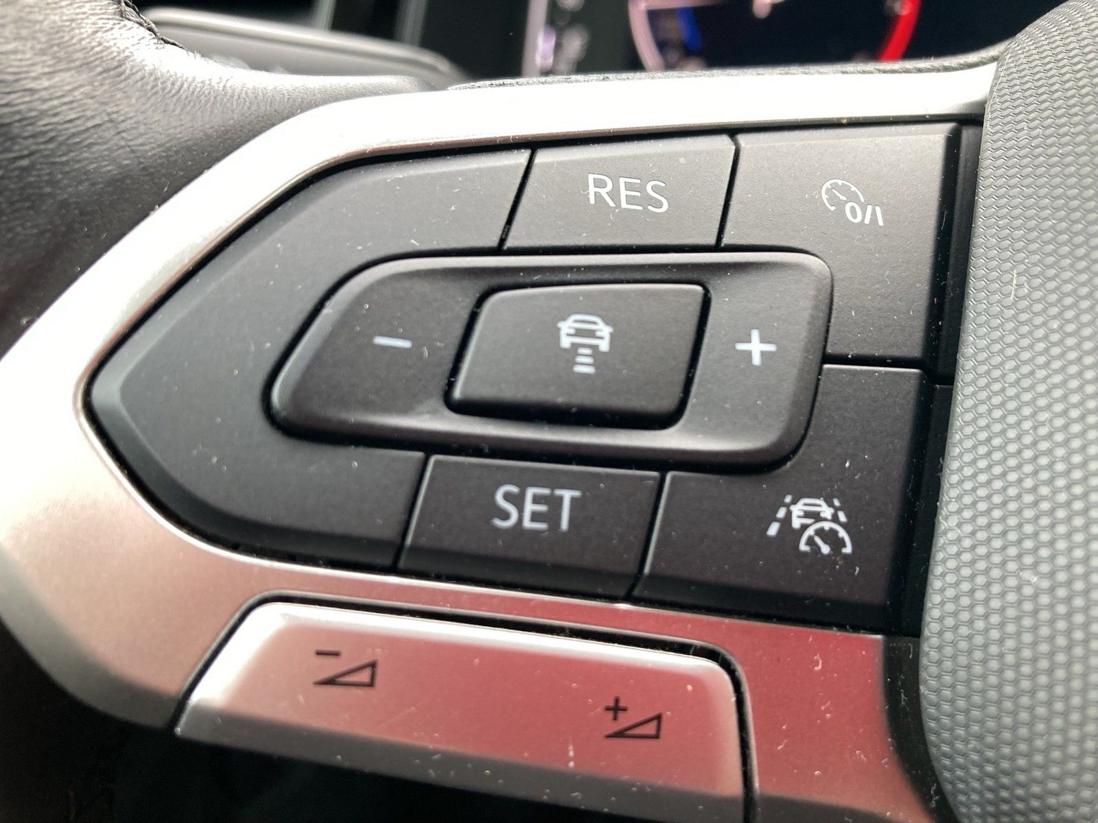 Fahrzeugabbildung Volkswagen Polo TSI Active DSG LED Navi AID ACC PDC SH