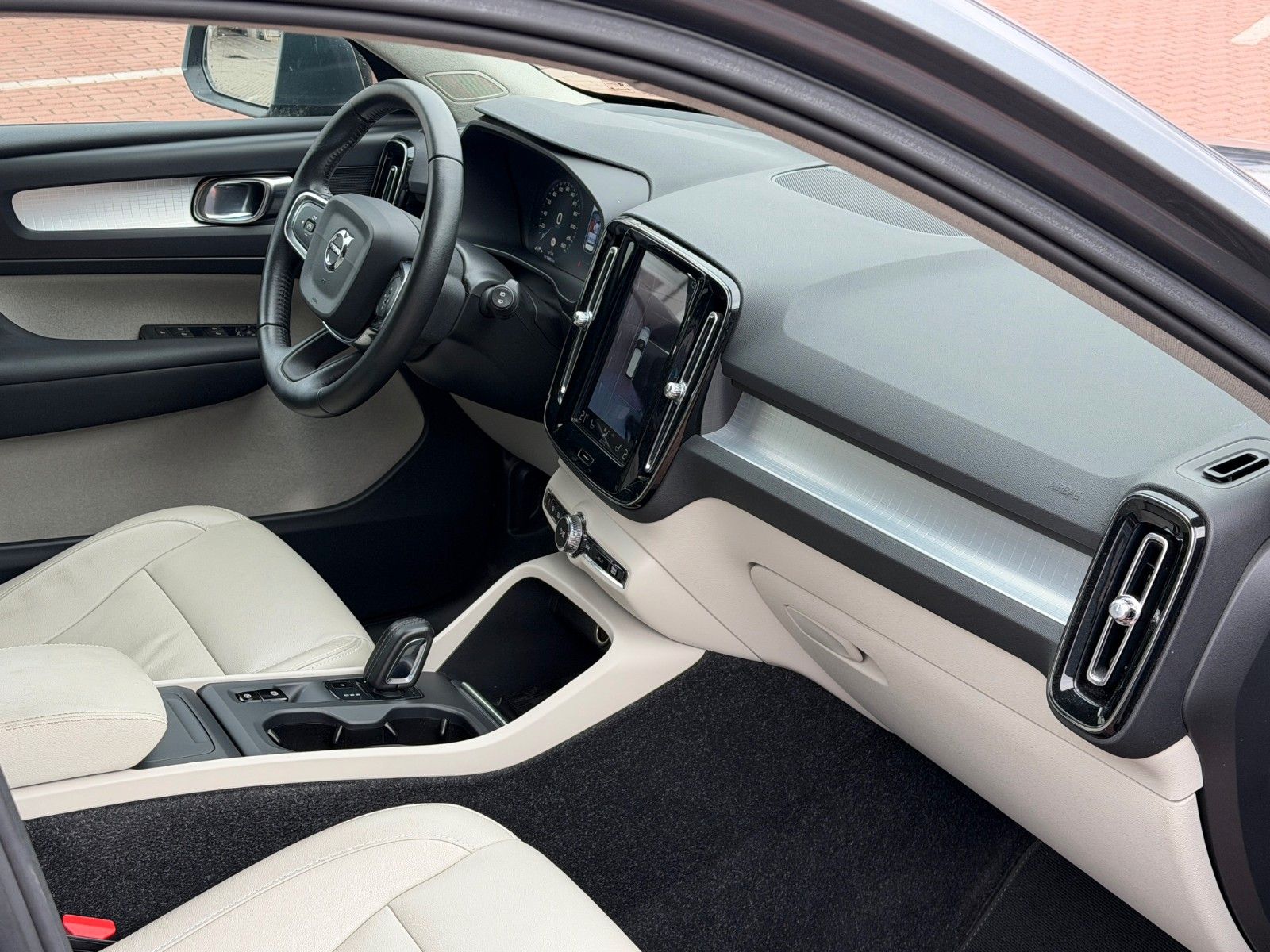 Fahrzeugabbildung Volvo XC40 T4 Momentum AWD *Nav*Totwinkel*AHK*LED*360°