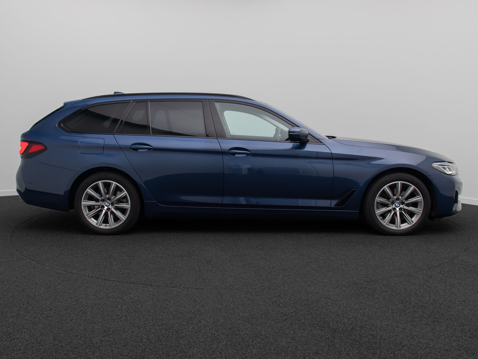 Fahrzeugabbildung BMW 520d xD DAB HUD Kamera Alarm Panoram Leder Sport