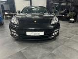 Porsche Panamera 4 - Porsche Panamera: Schwarz