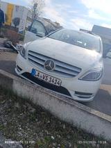 Mercedes-Benz 200 - weiße Mercedes-Benz 200