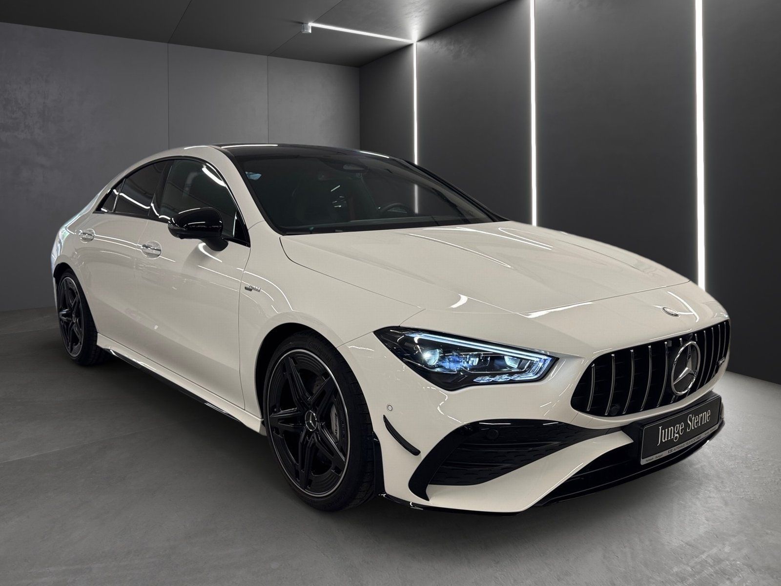 Fahrzeugabbildung Mercedes-Benz CLA 35 4M AMG*Pano*Aero*Distr*Mbeam*19"*360*Nght