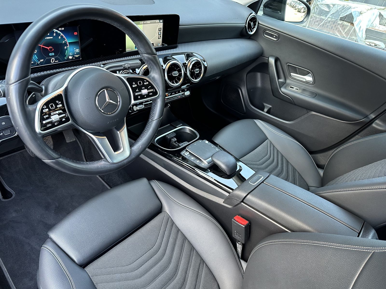 Fahrzeugabbildung Mercedes-Benz A 250e Style NAV+LED+WIDESCREEN+CARPLAY+DISTRONI