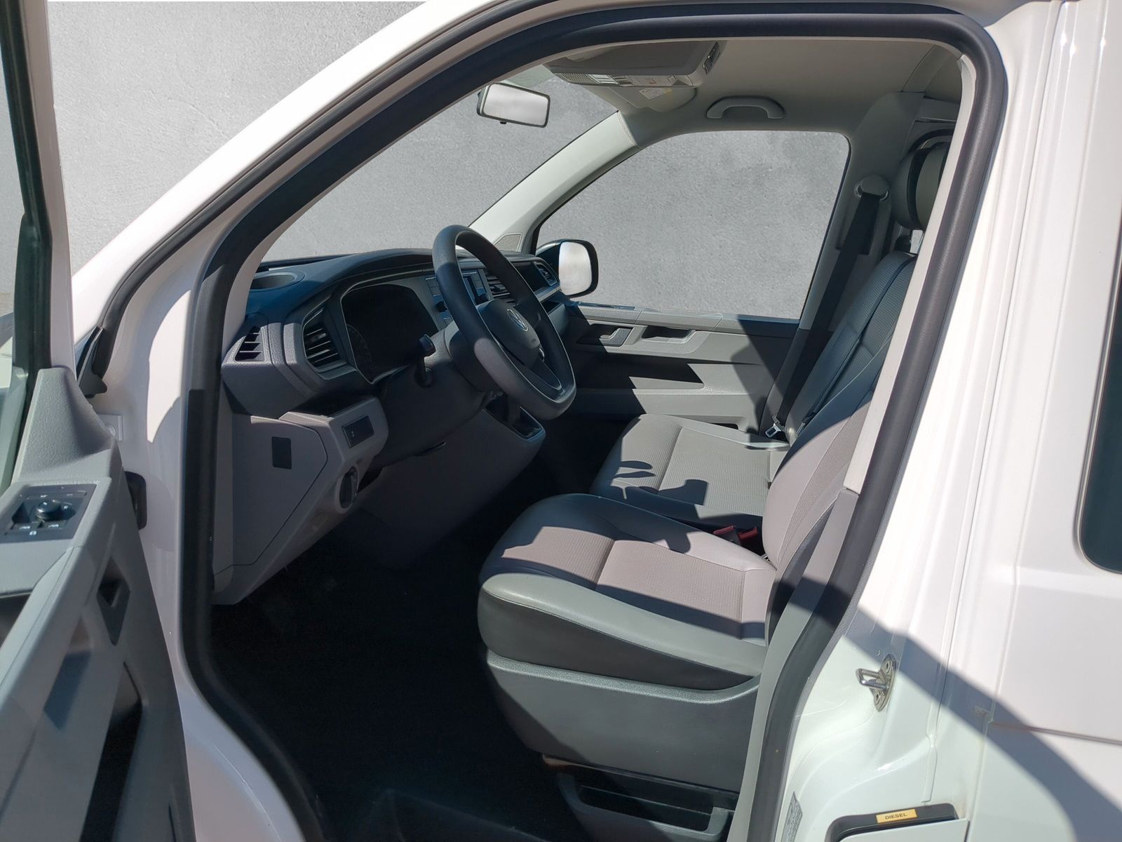 Fahrzeugabbildung Volkswagen T6.1 Kombi LR 2.0 TDI Klima PDC hinten
