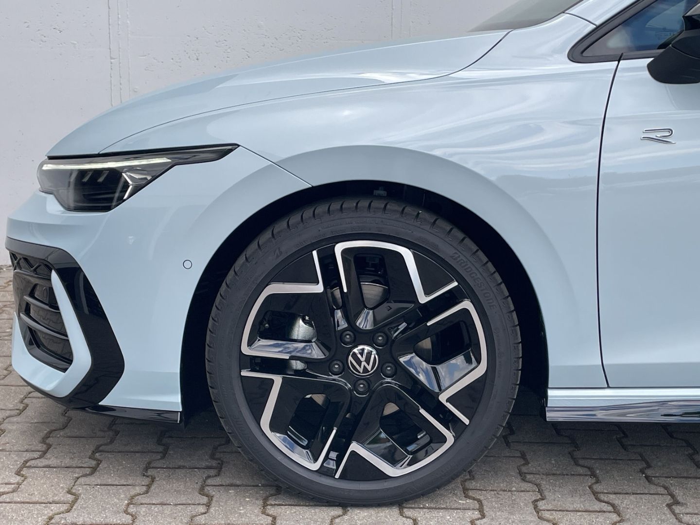 Golf VIII 1.5 eTSI DSG R-Line AHK/360°Kamera/HUD